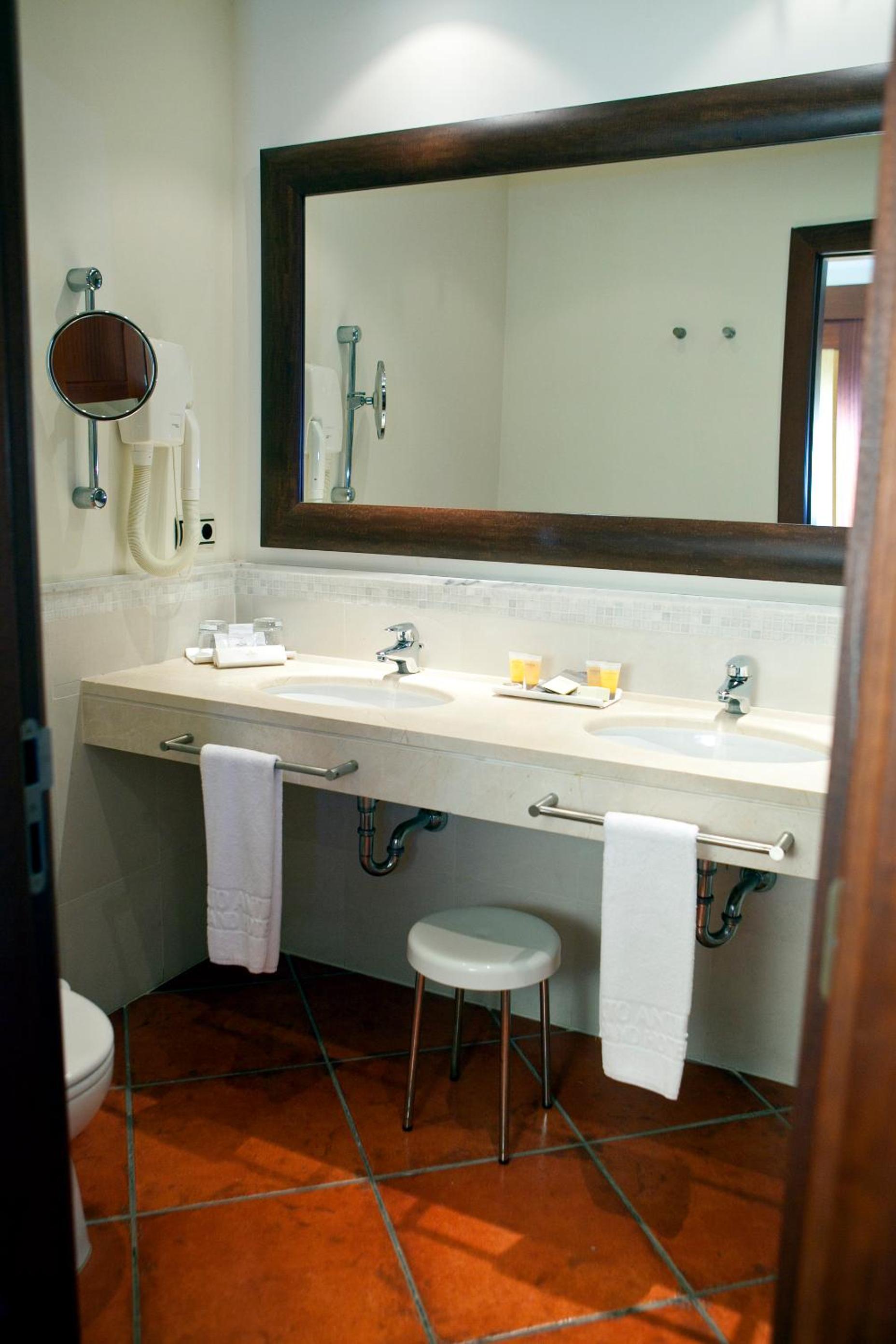 Habitación doble con techo inclinado