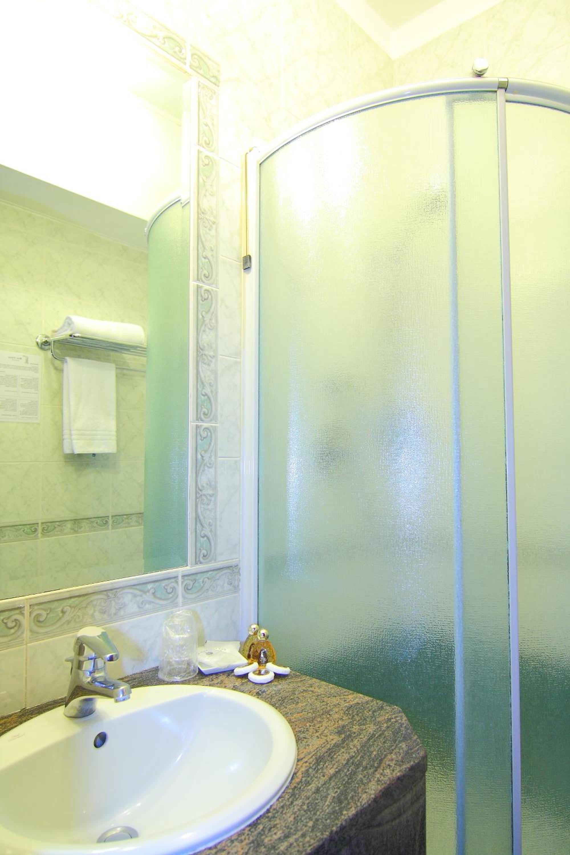 Economy Double Room thumbnail 5