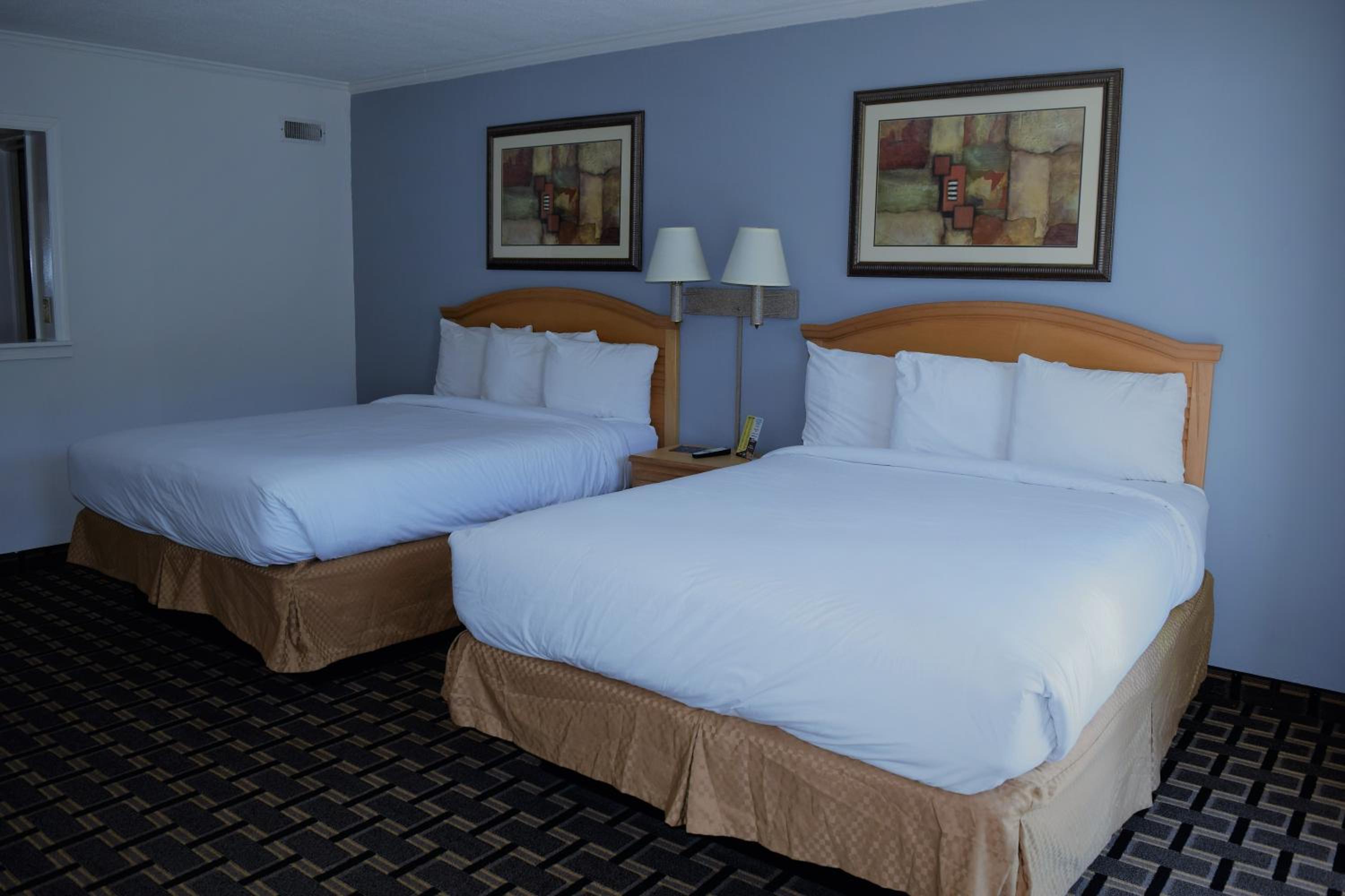 Queen Room with Two Queen Beds photo 1