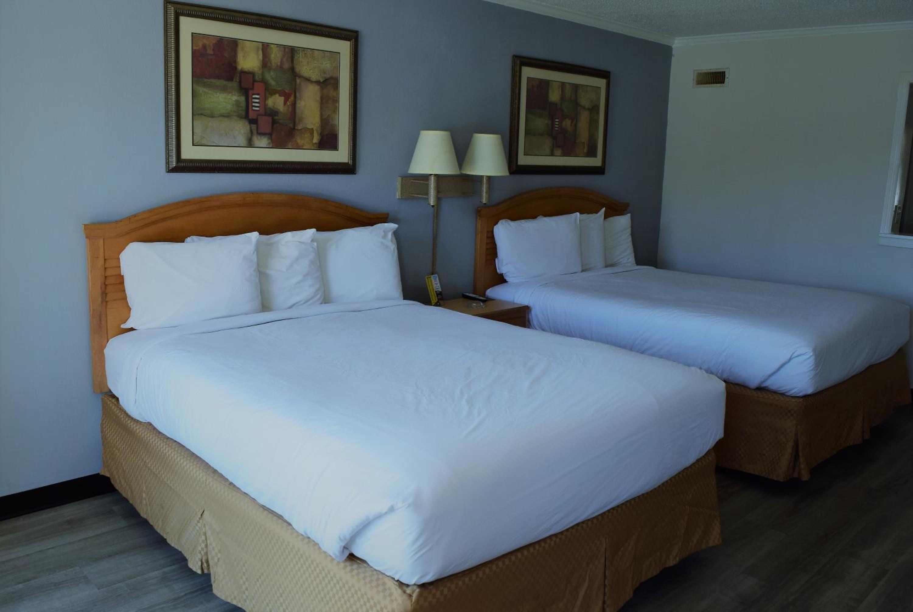 Queen Room with Two Queen Beds - Smoking photo 1