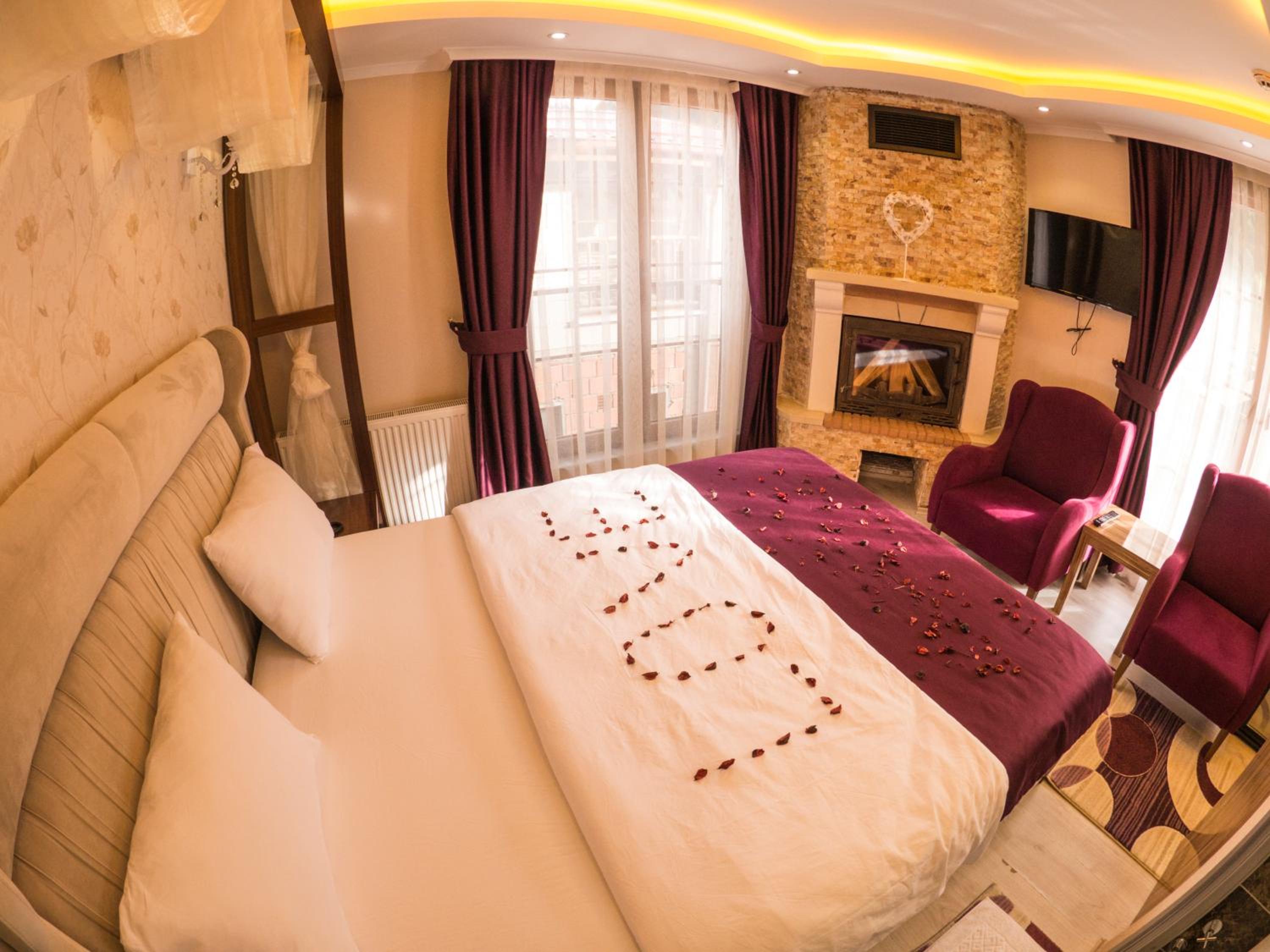 Honeymoon Room with Fireplace and Spa Bath