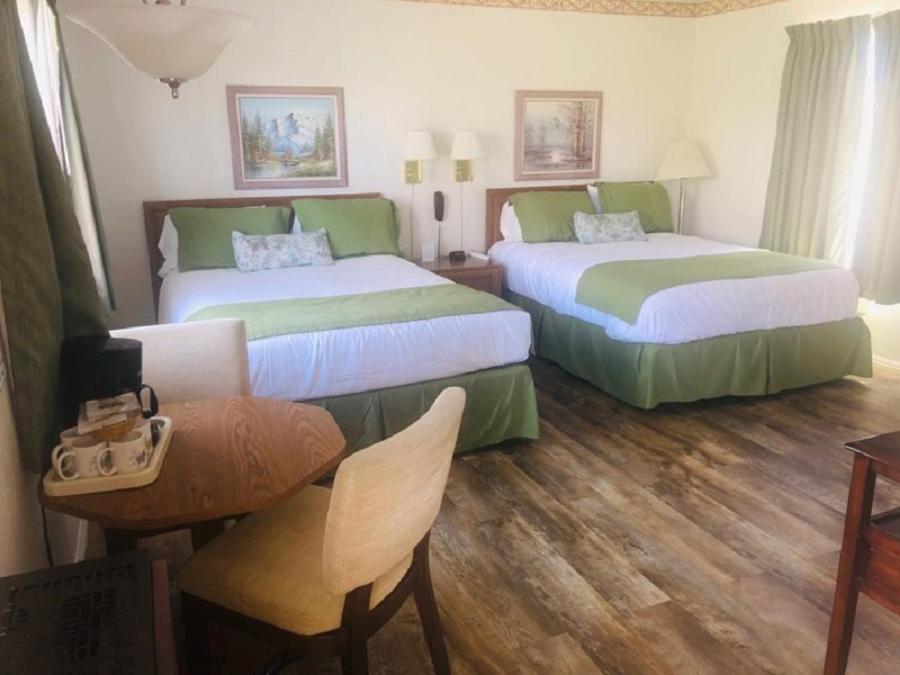 Queen Room with Two Queen Beds photo 2