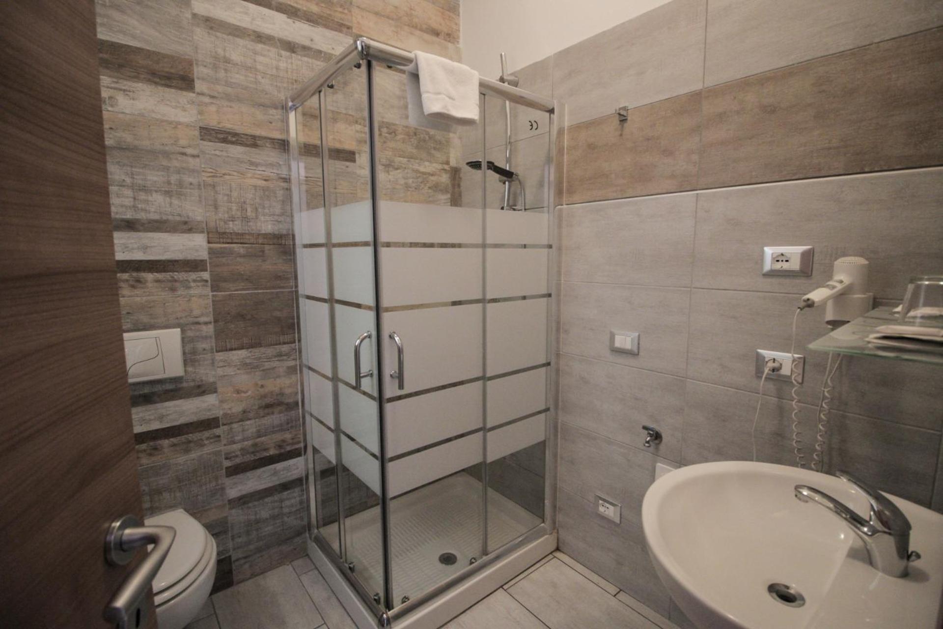 Double or Twin Room - Photo 8