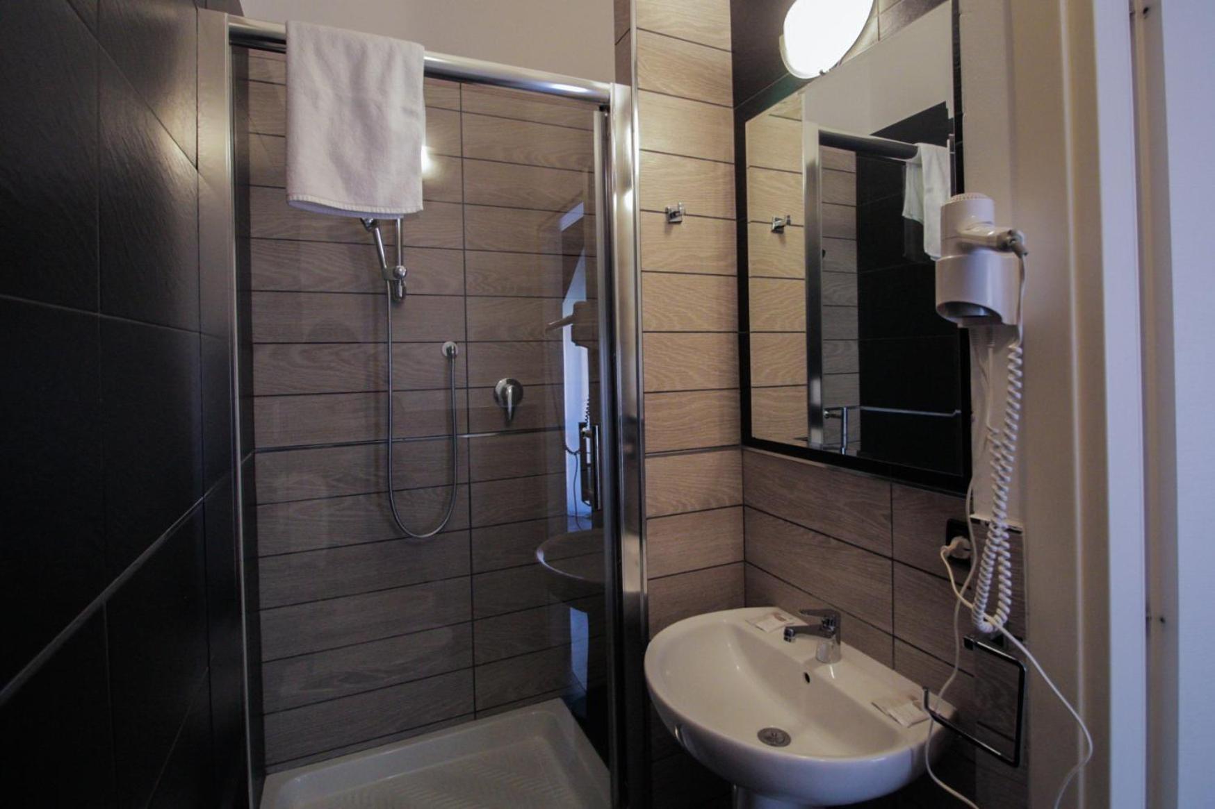 Double or Twin Room - Photo 12