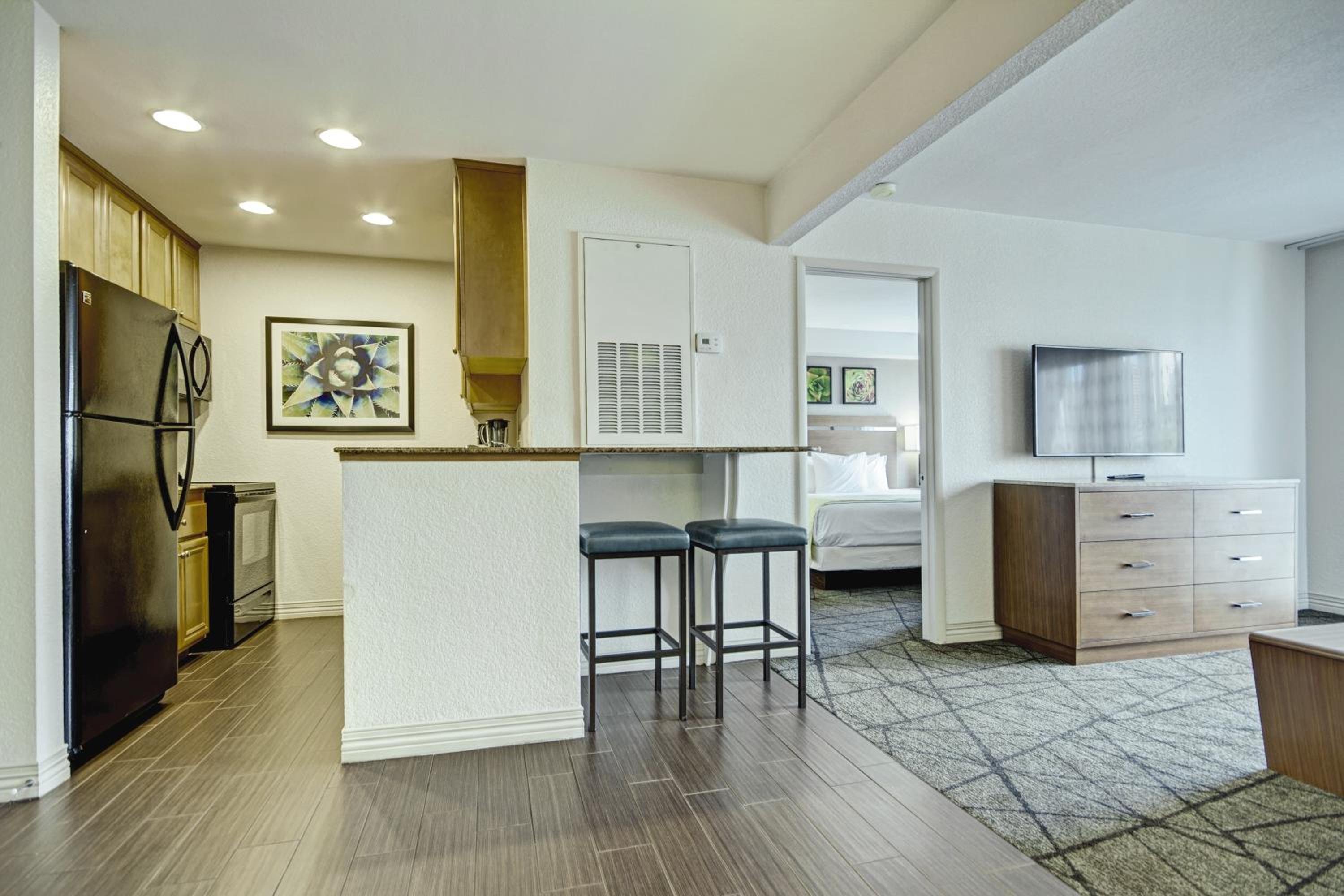 One-Bedroom Suite (No Resort Fees)