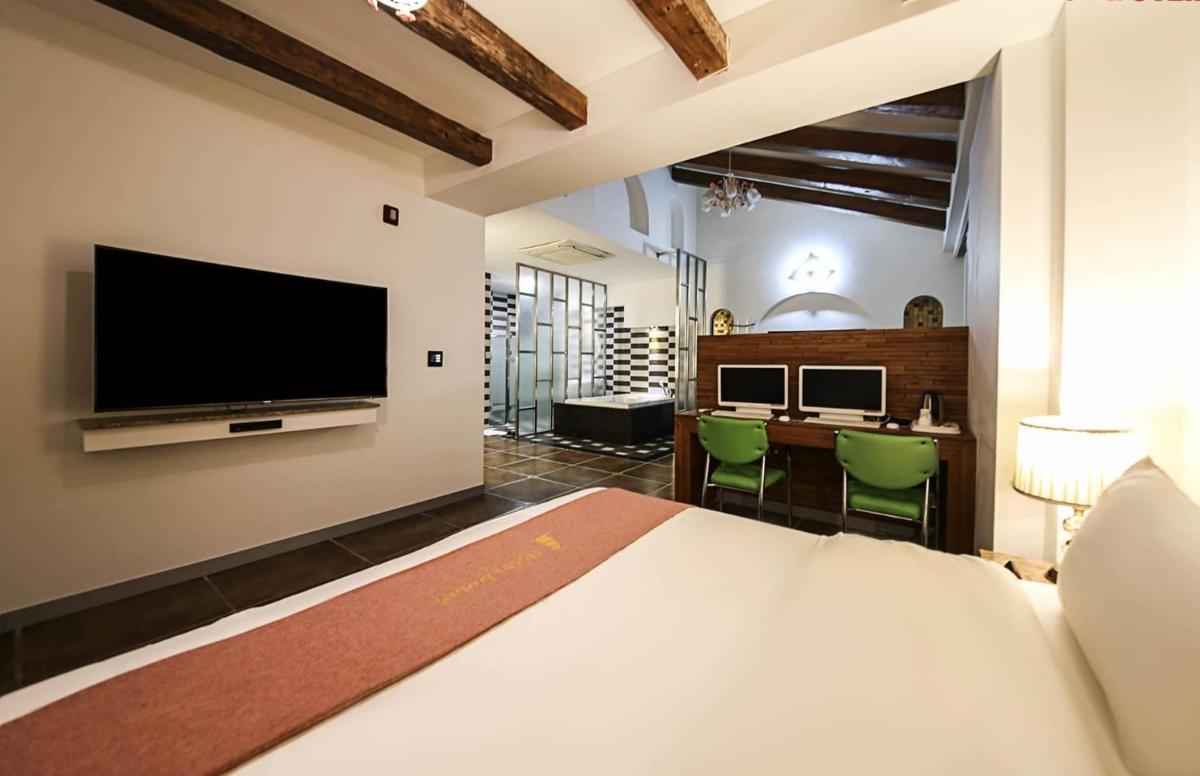 Large Double or Twin Room photo 2