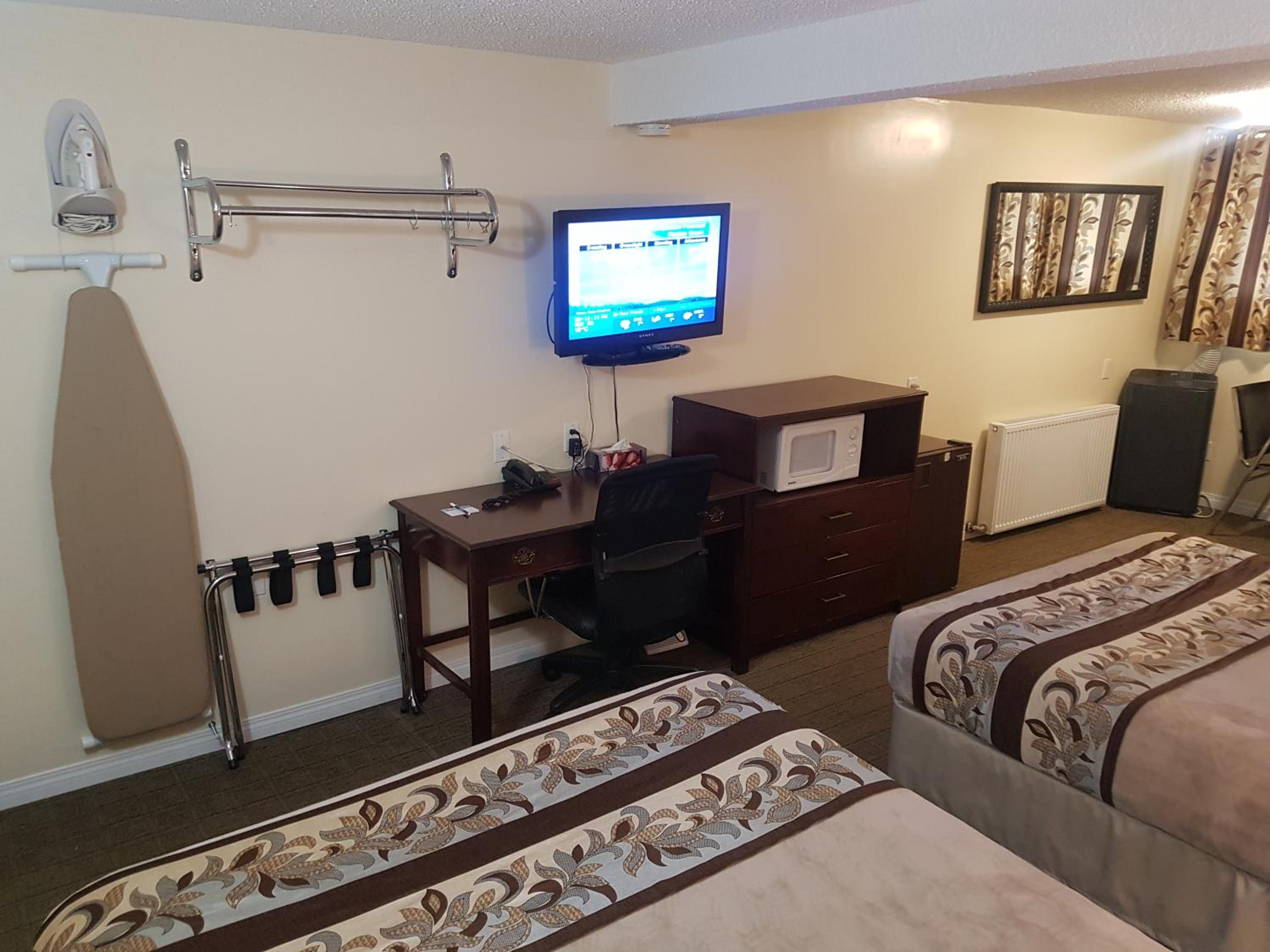Queen Room with Two Queen Beds-Lower Level (Basement) photo 1