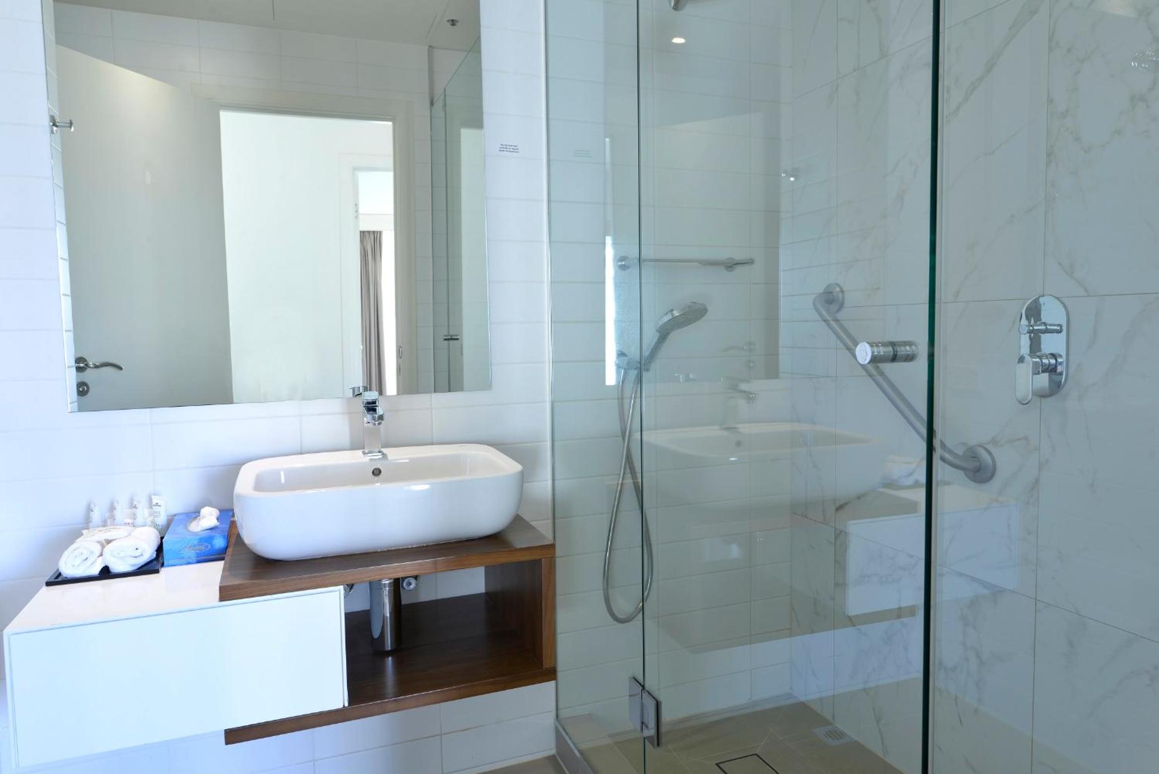 Executive One-Bedroom Apartment - Photo 3