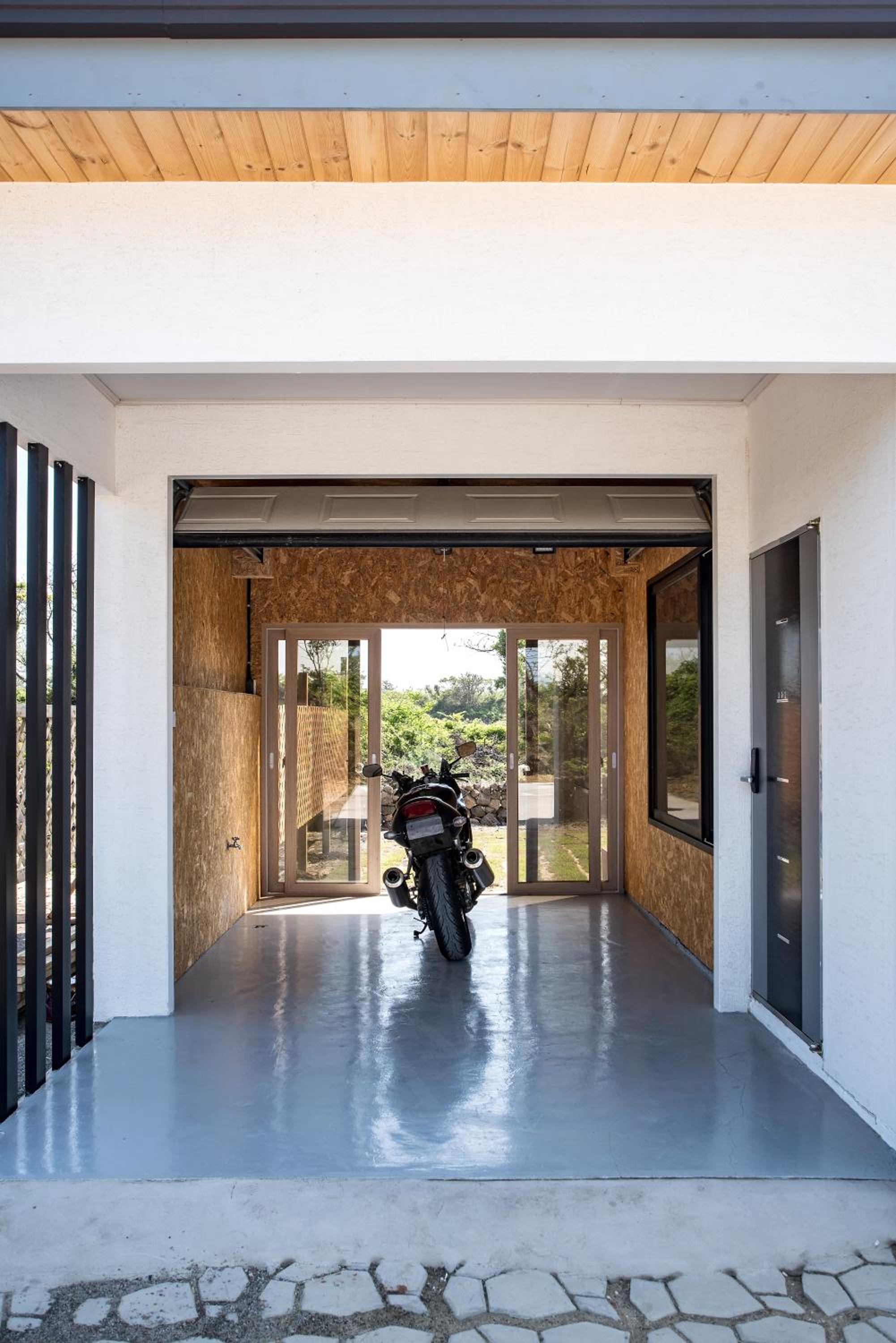 One-Bedroom House - Photo 11