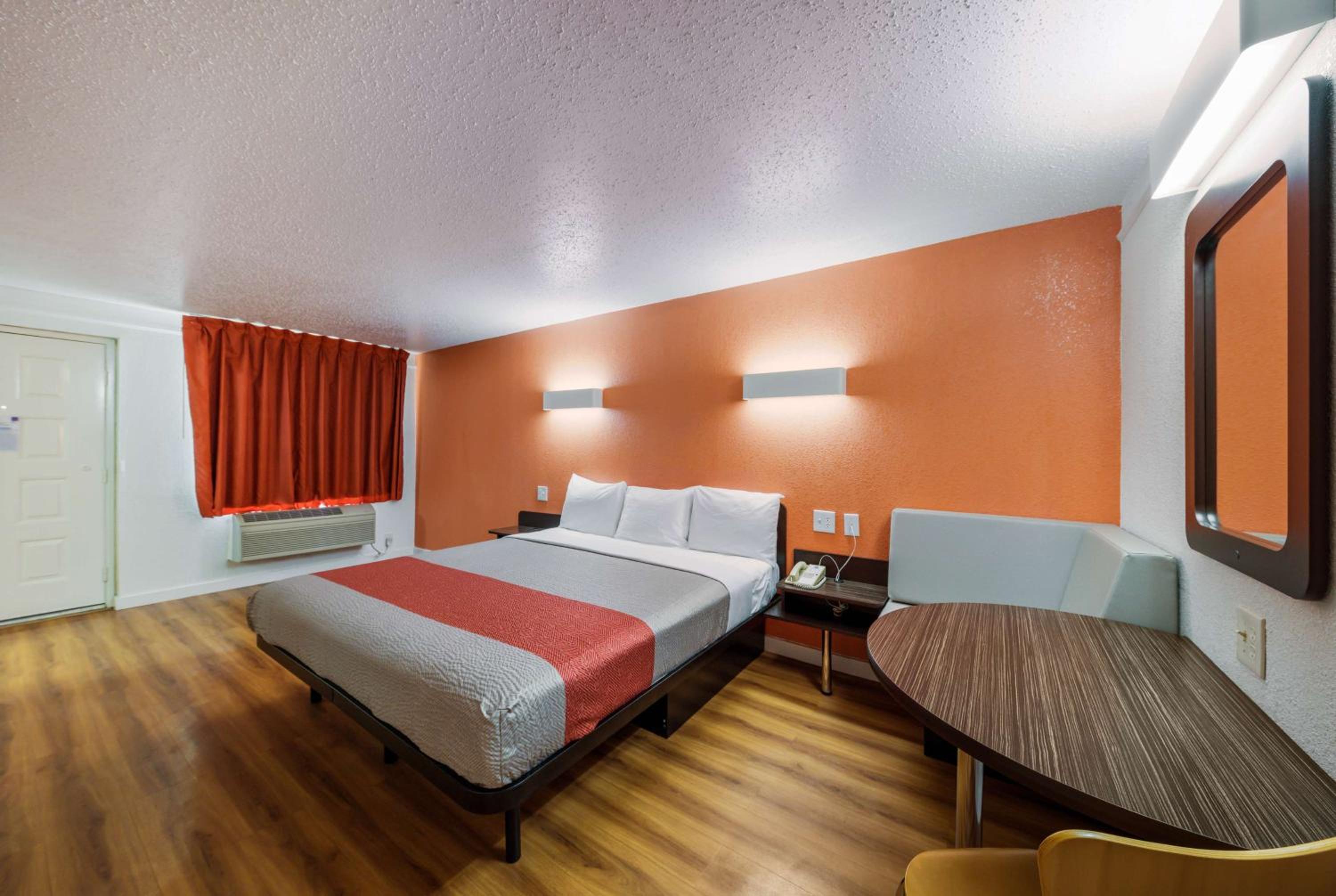 King Room - Non-Smoking - Photo 1