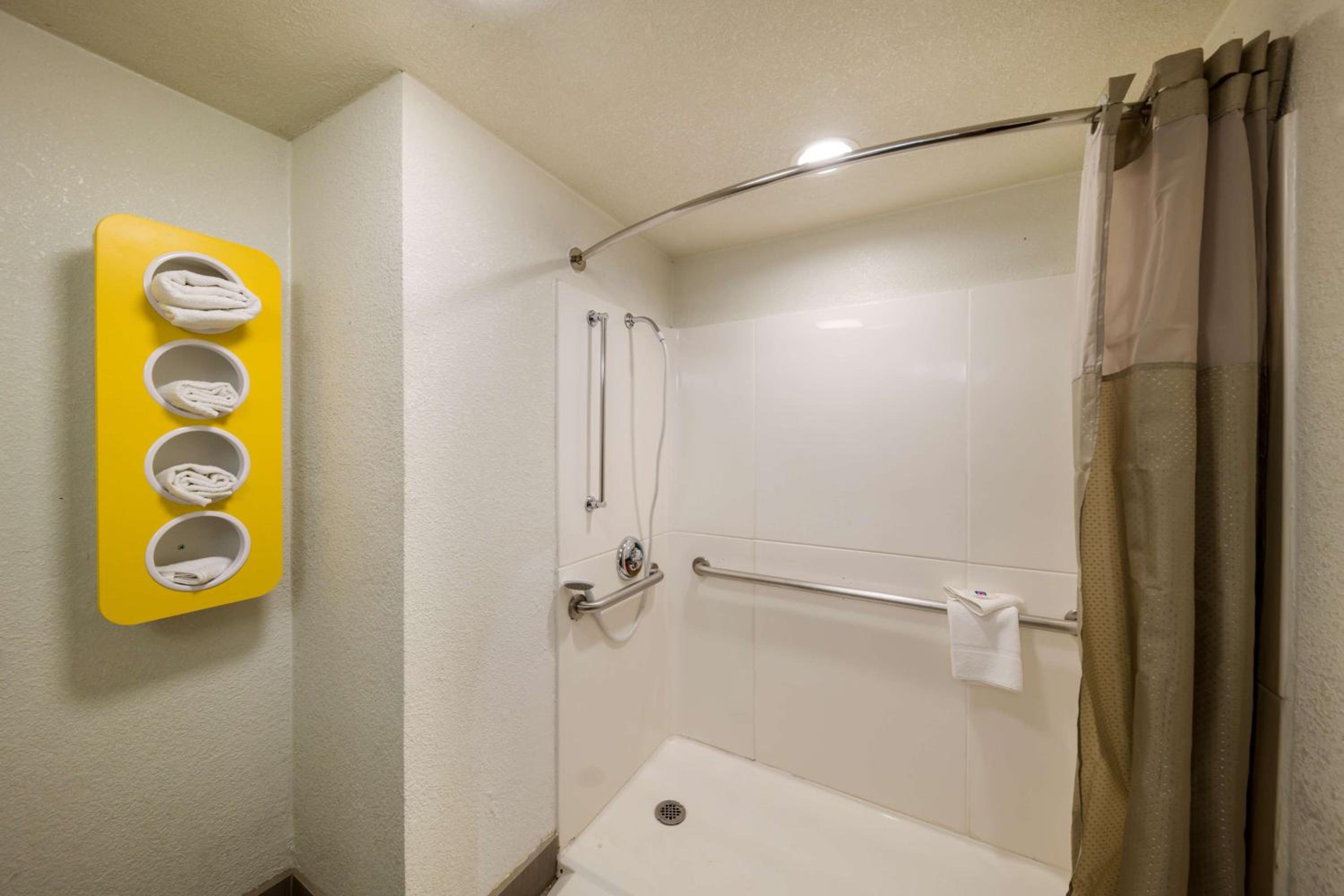 Quadruple Room - Disability Access - Non-Smoking - Photo 3