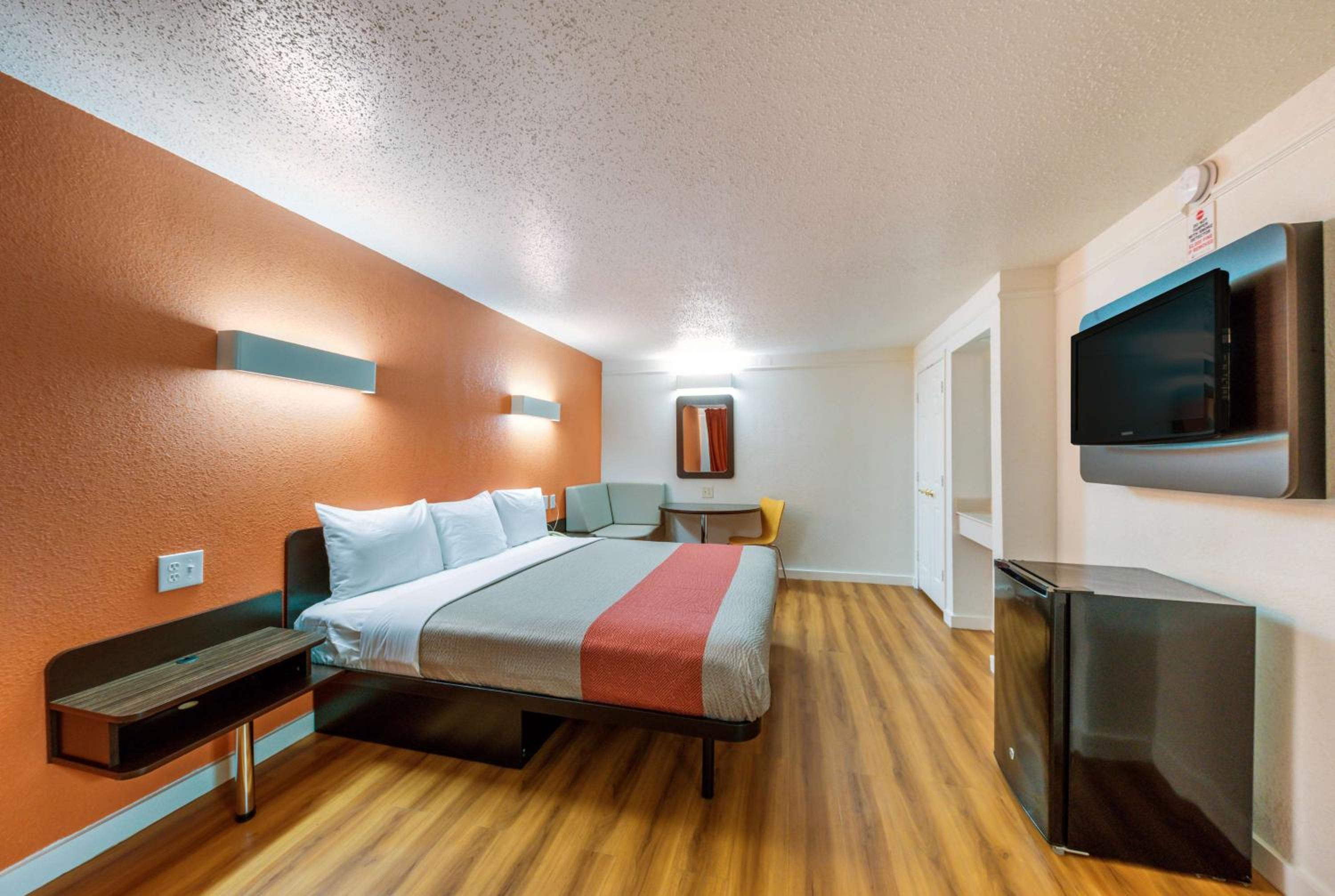 King Room - Non-Smoking - Photo 7