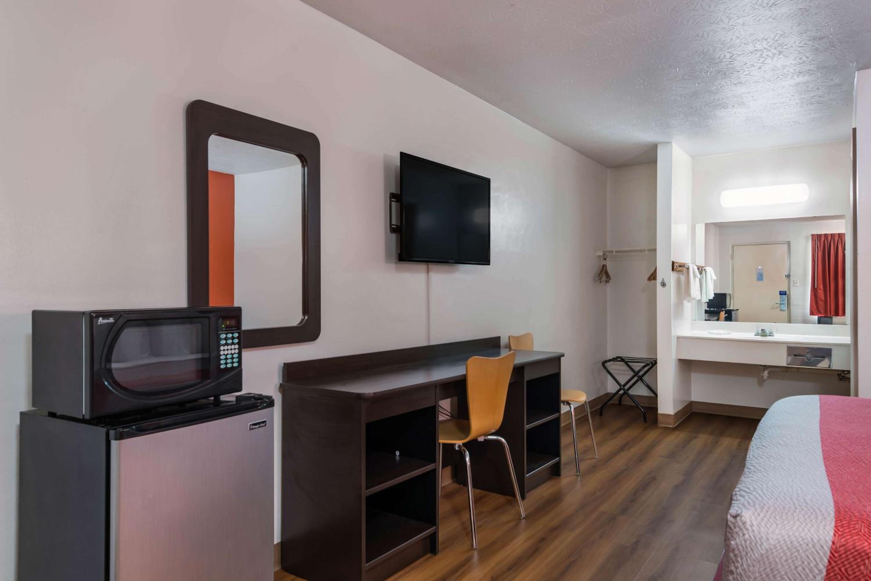Deluxe King Room - Non-Smoking photo 2