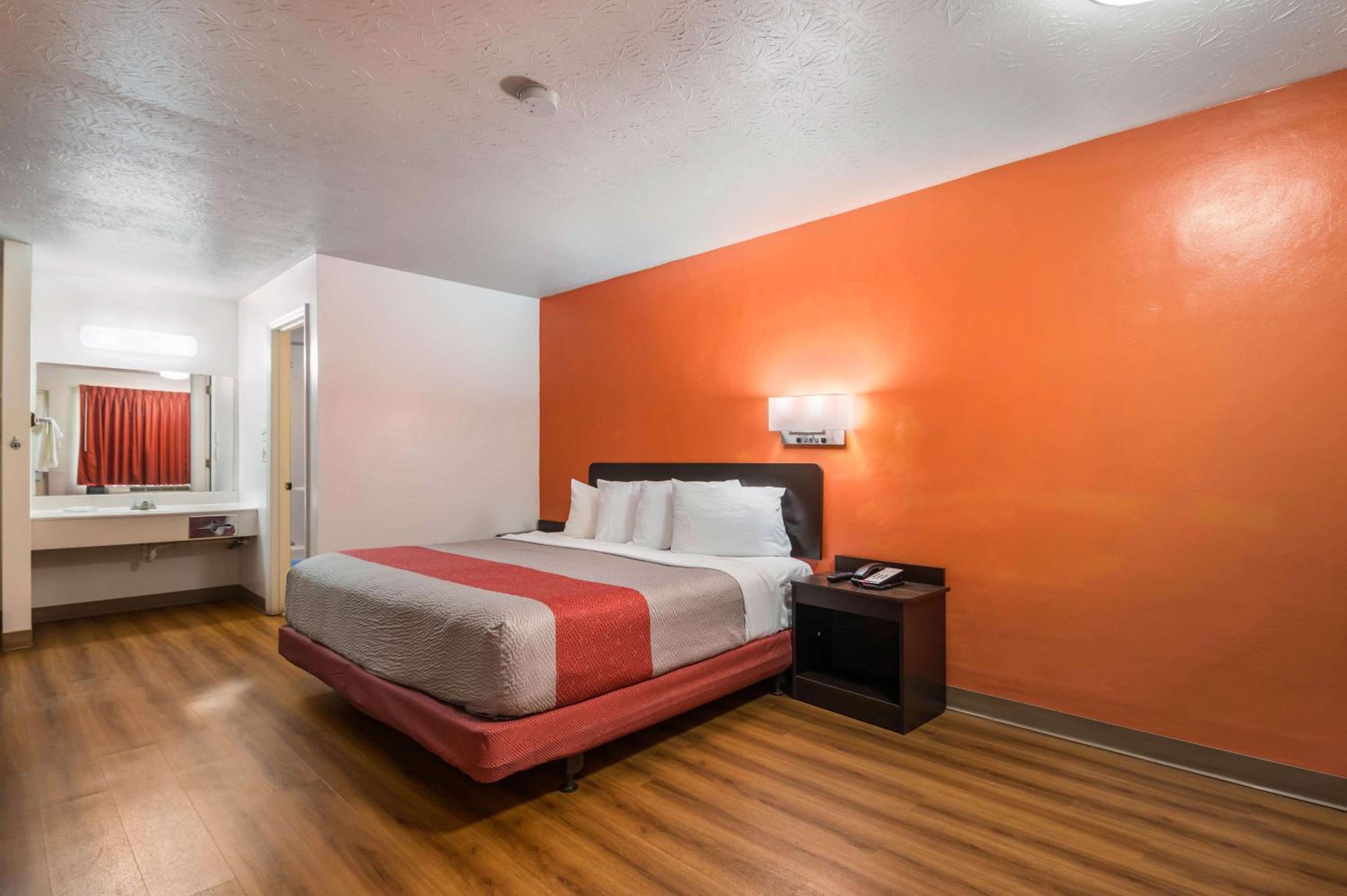 Deluxe King Room - Non-Smoking photo 3