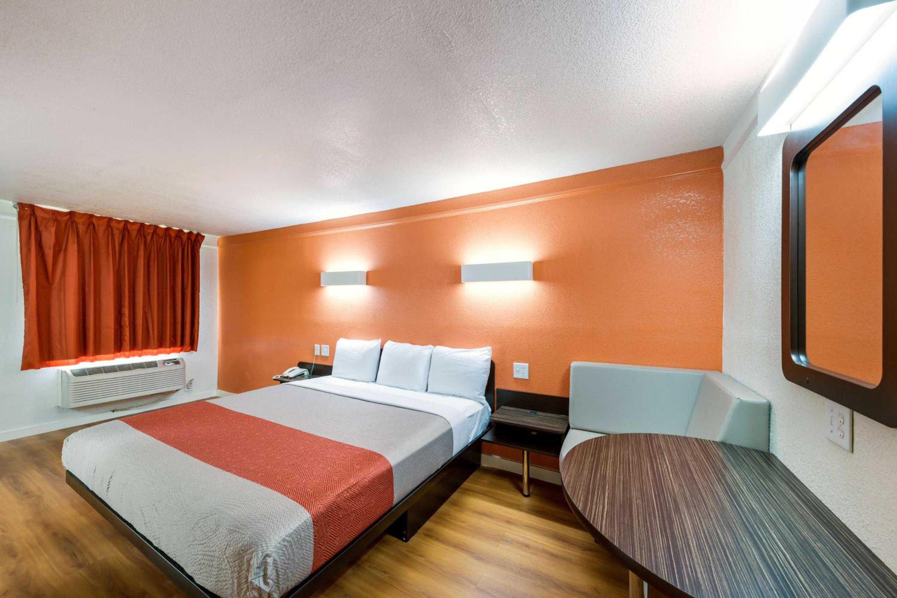 King Room - Non-Smoking - Photo 6