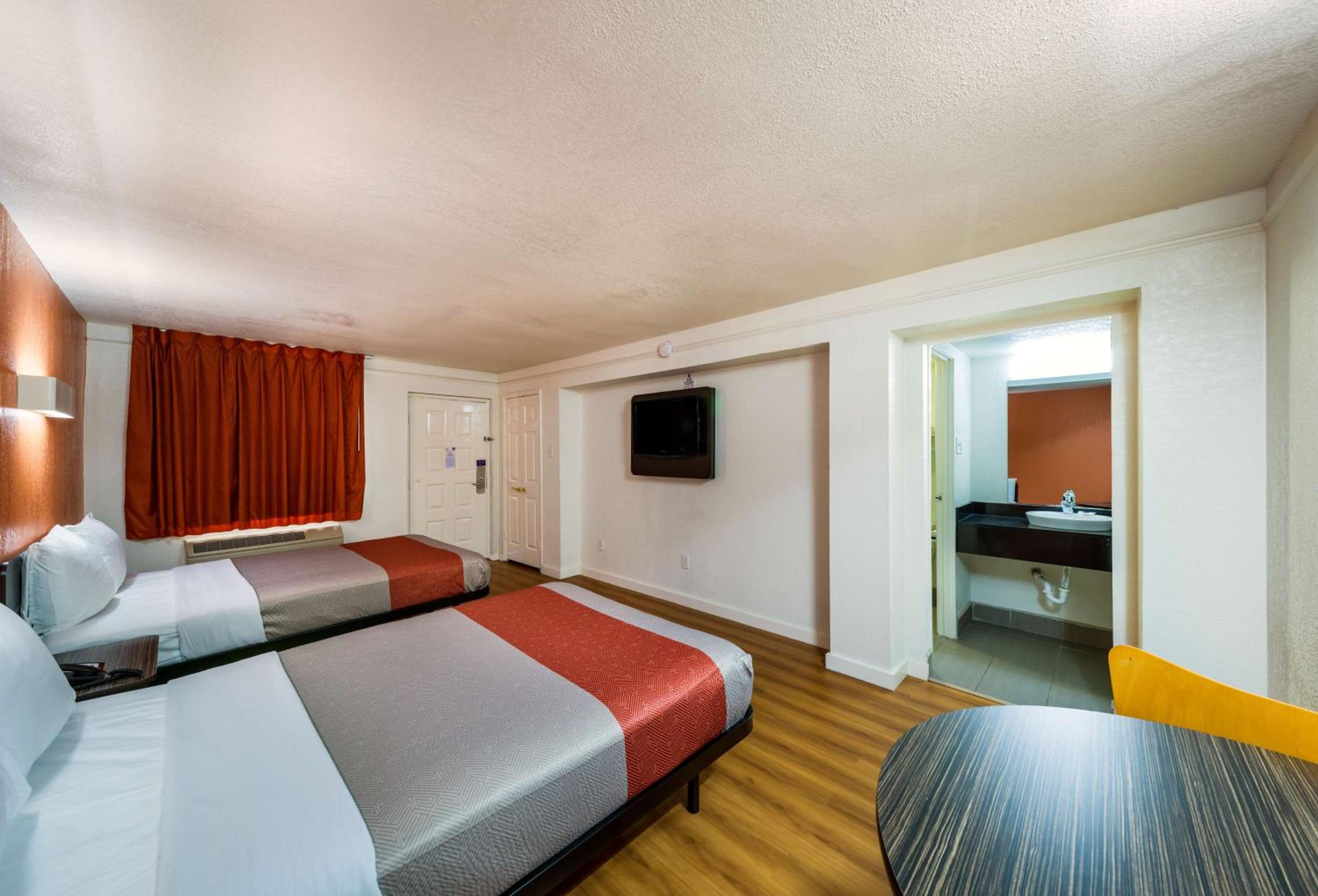 Quadruple Room - Non-Smoking - Photo 3