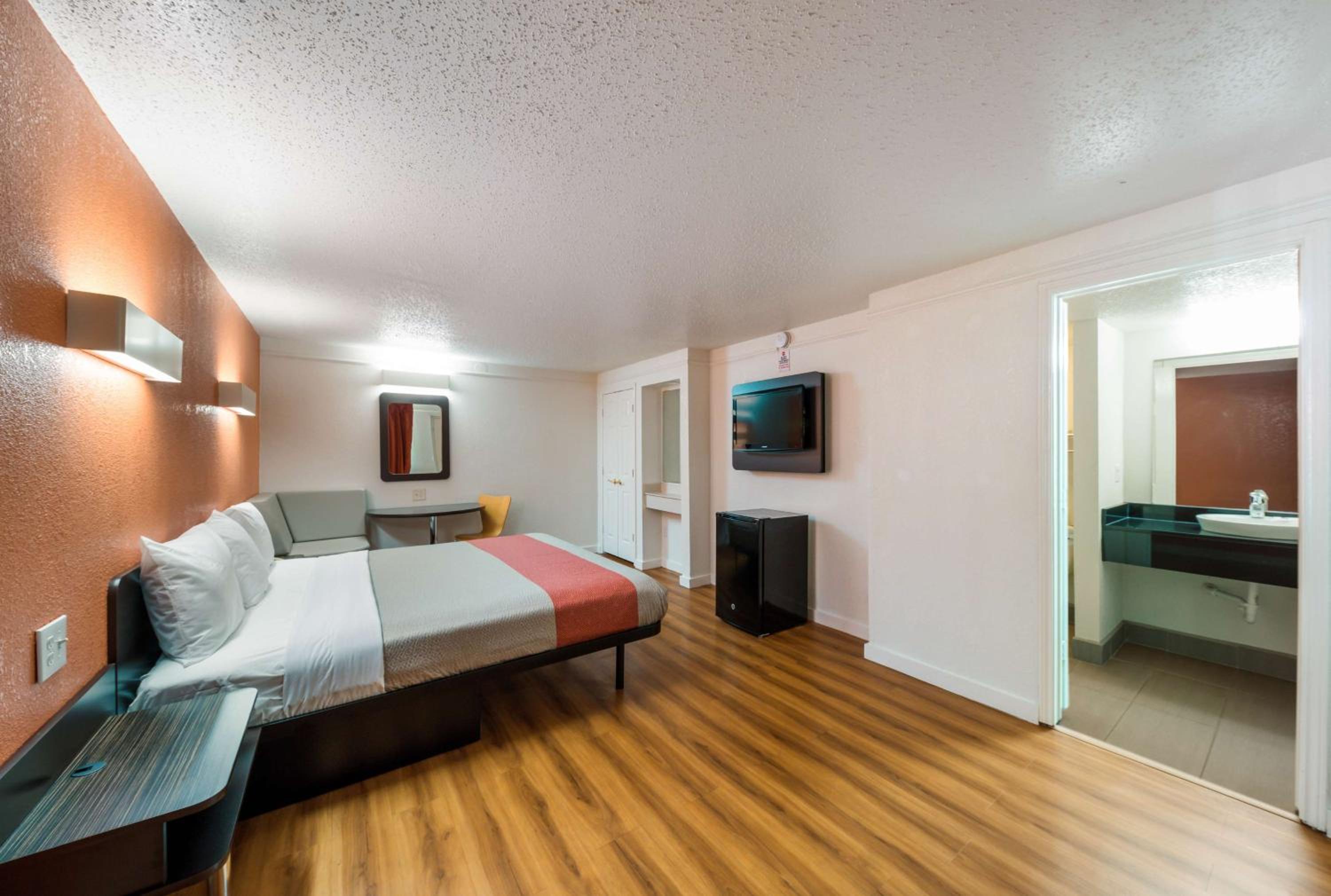 King Room - Non-Smoking - Photo 4