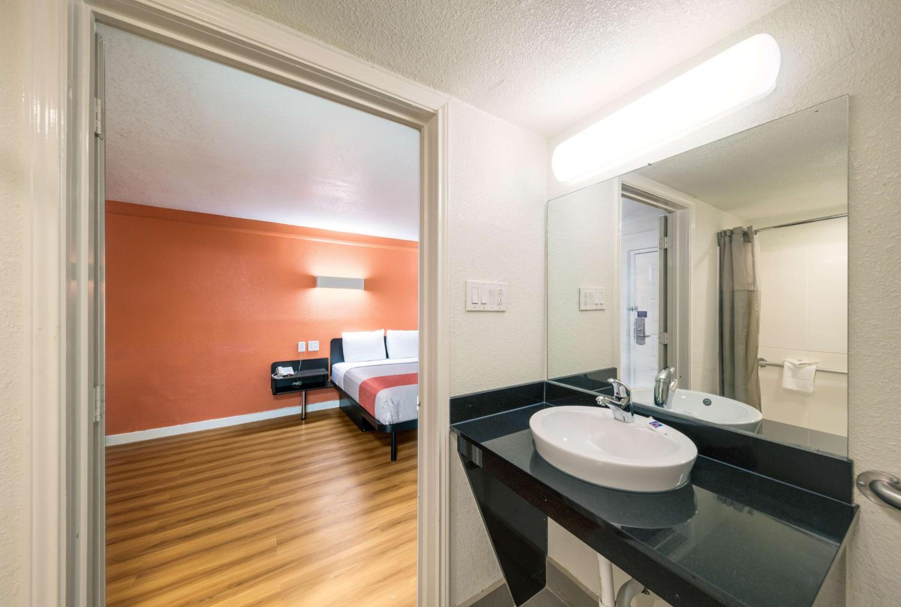 King Room - Non-Smoking - Photo 3