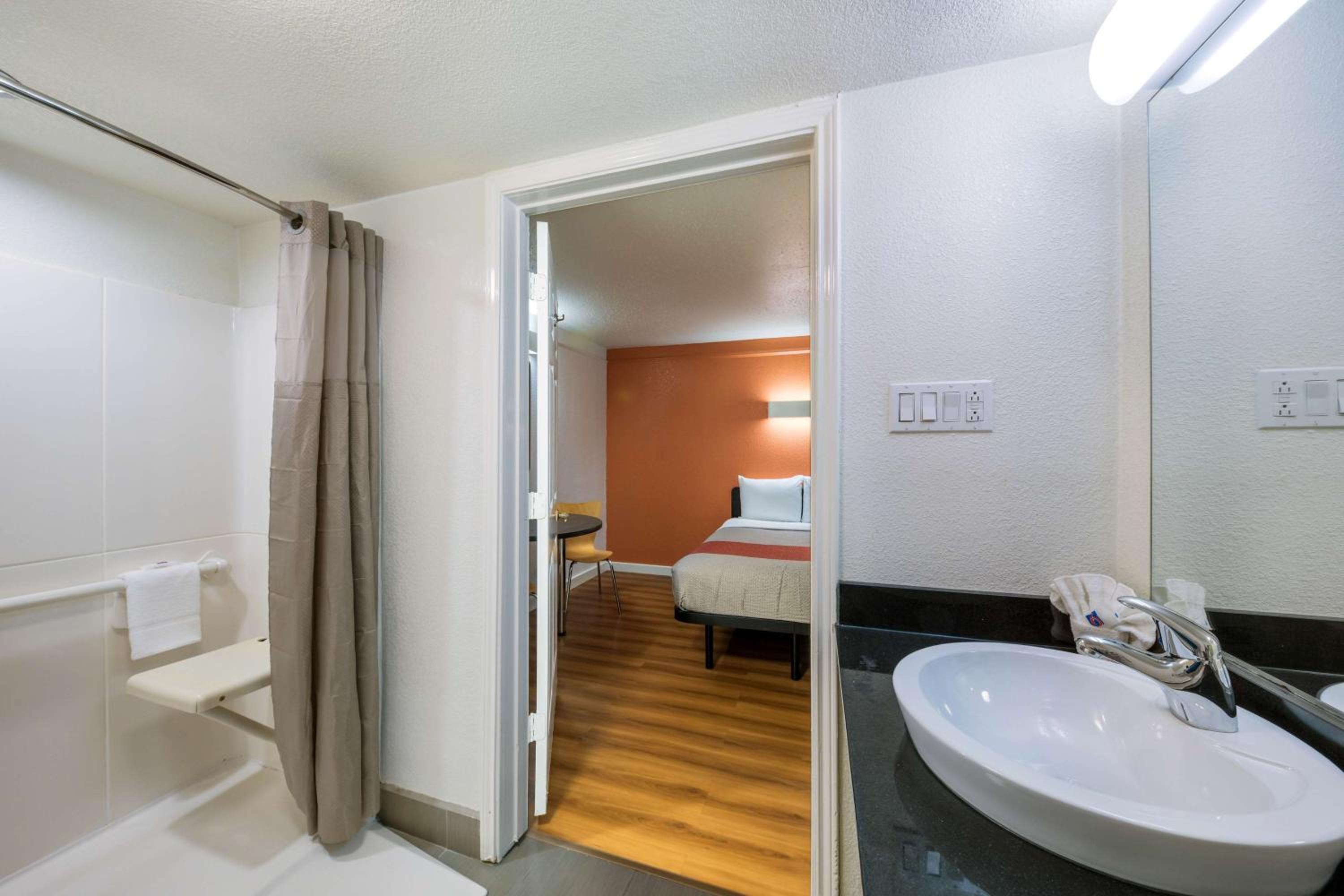 King Room - Non-Smoking - Photo 2