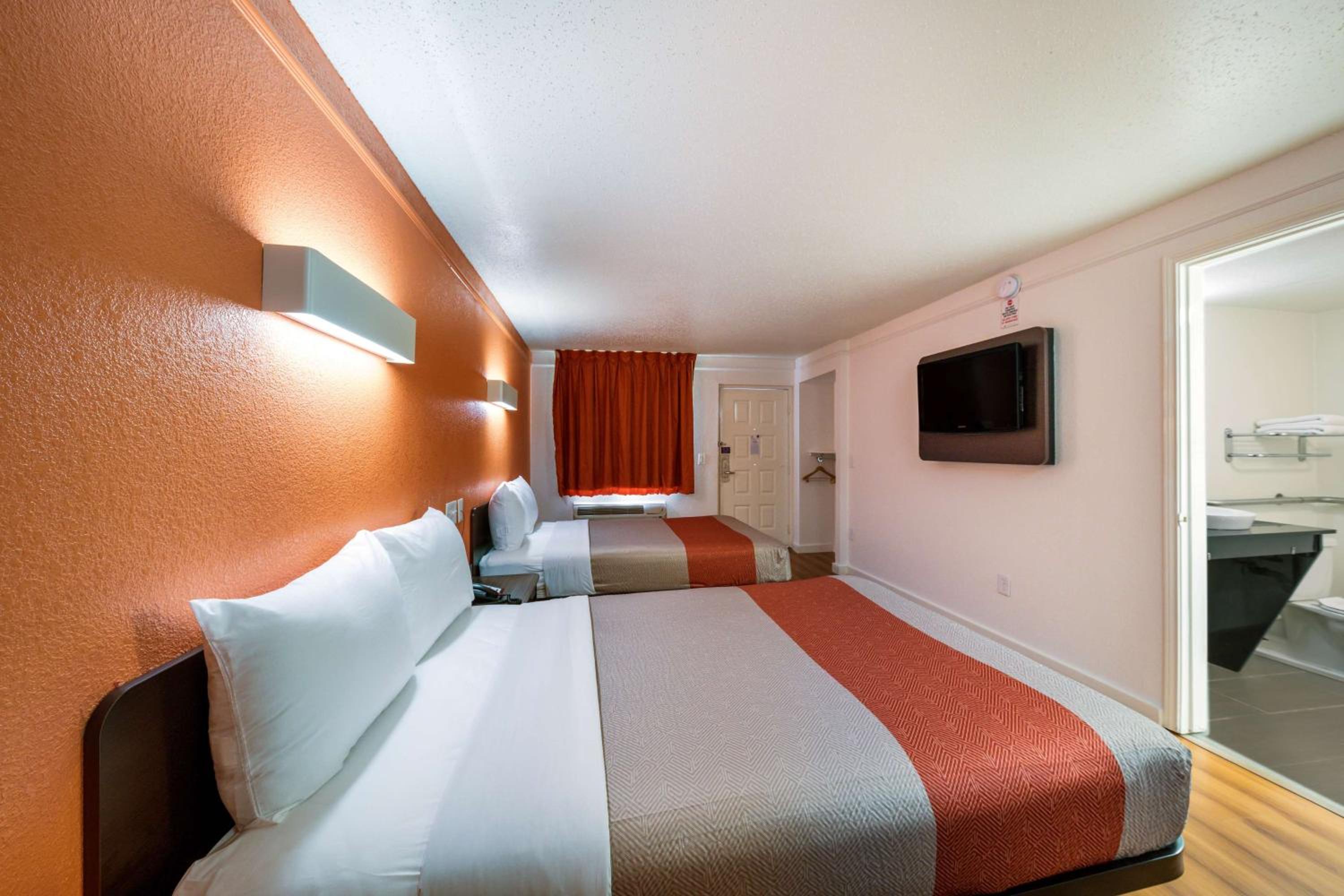 Quadruple Room - Non-Smoking - Photo 9