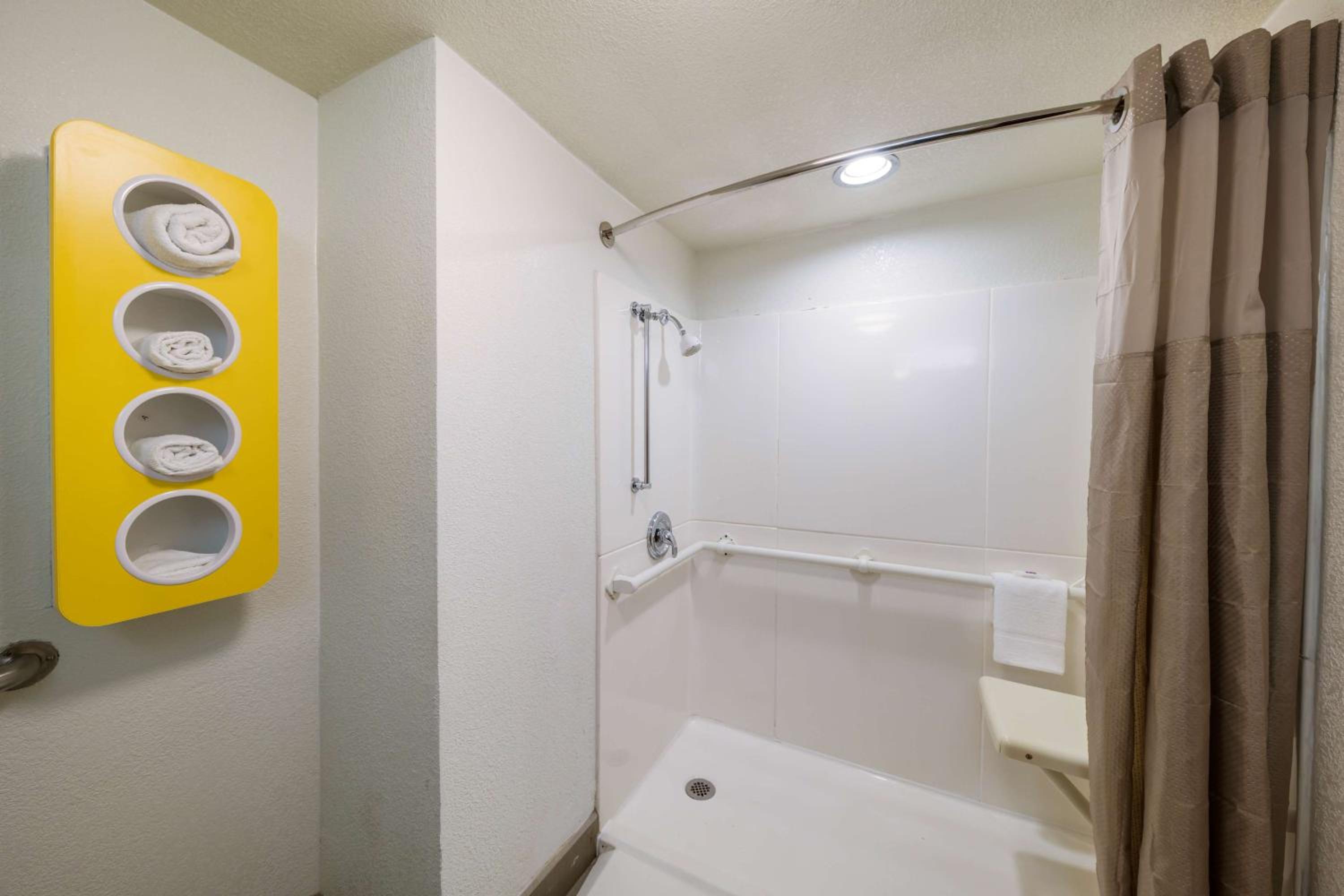 Quadruple Room - Disability Access - Non-Smoking - Photo 4