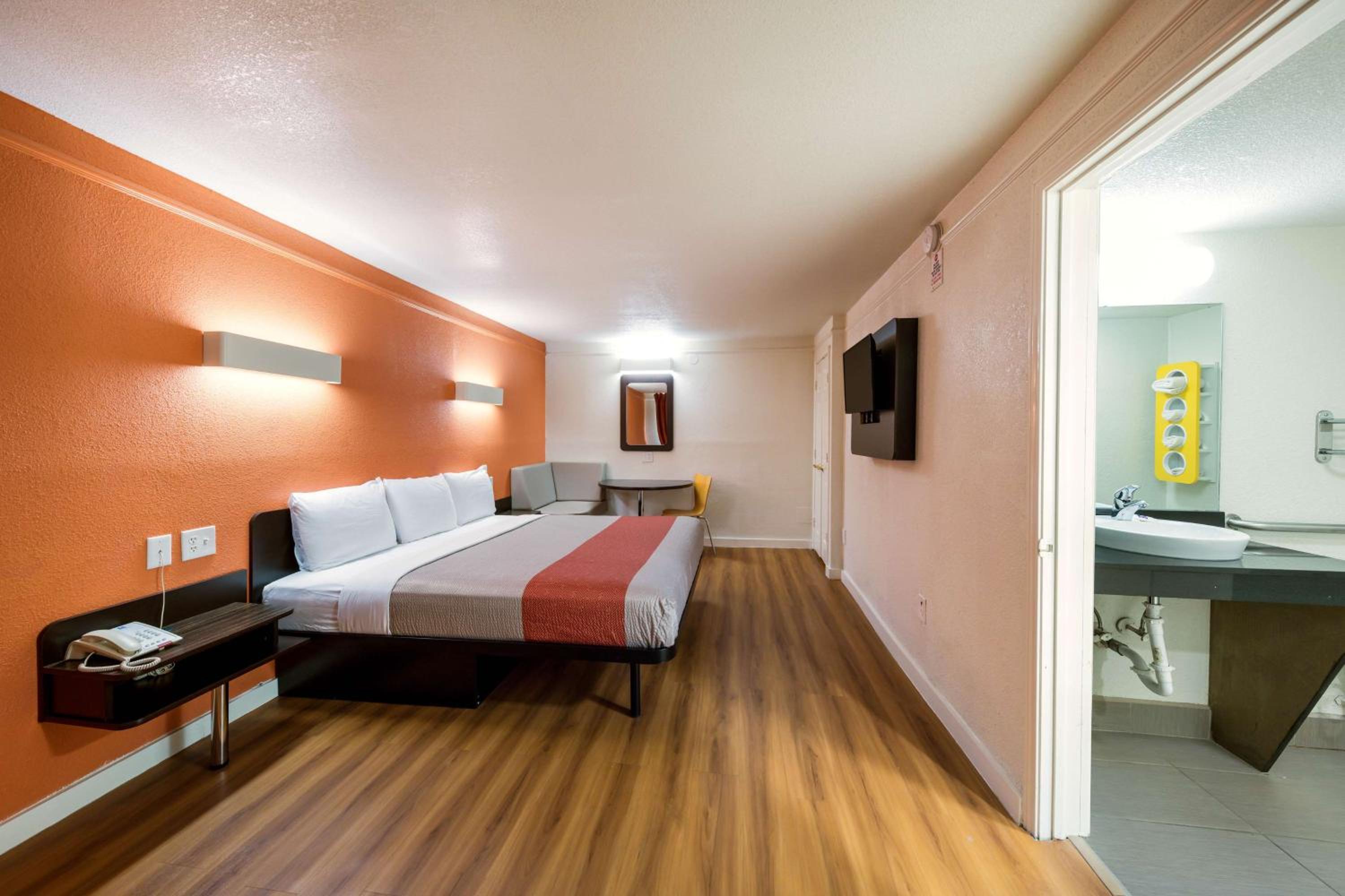 King Room - Non-Smoking - Photo 10