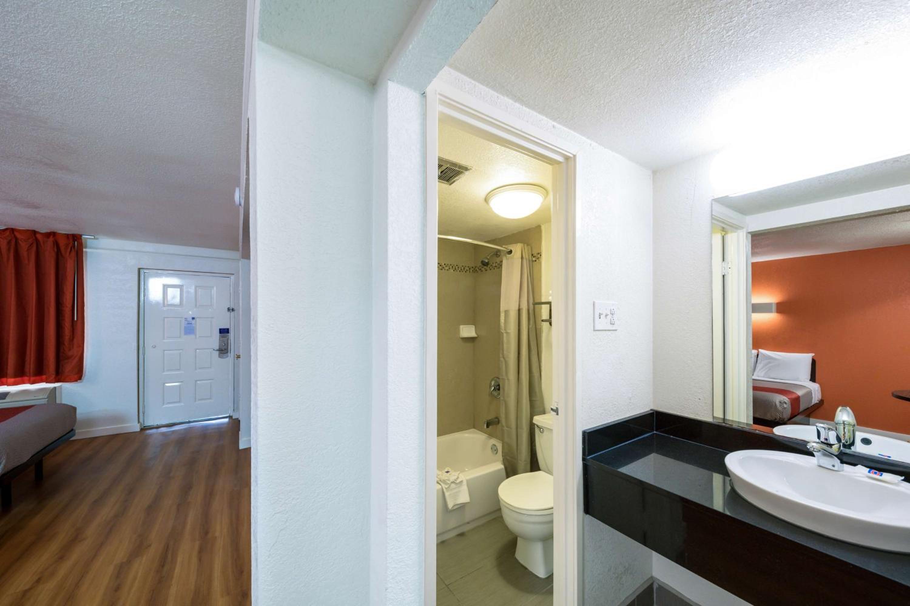King Room - Non-Smoking - Photo 9