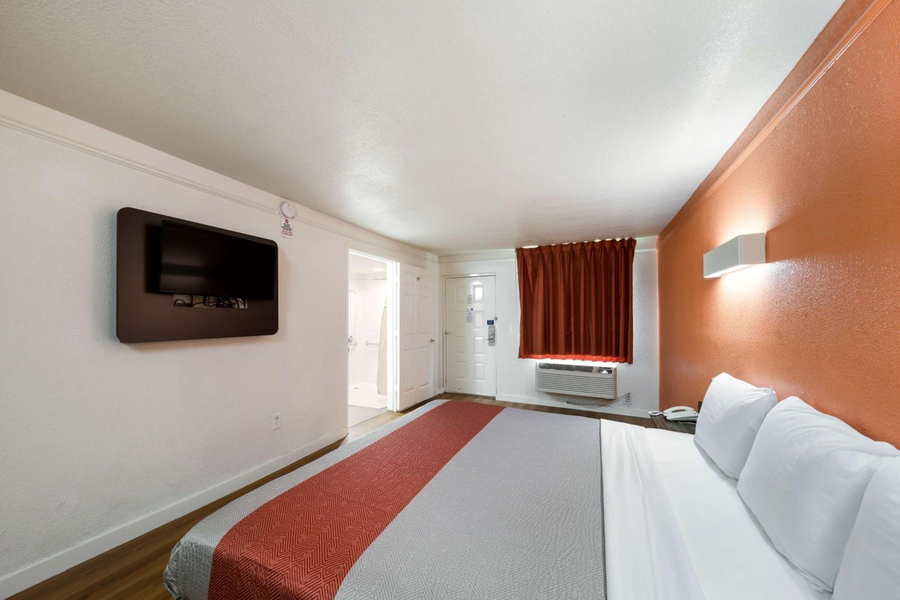 King Room - Non-Smoking - Photo 8