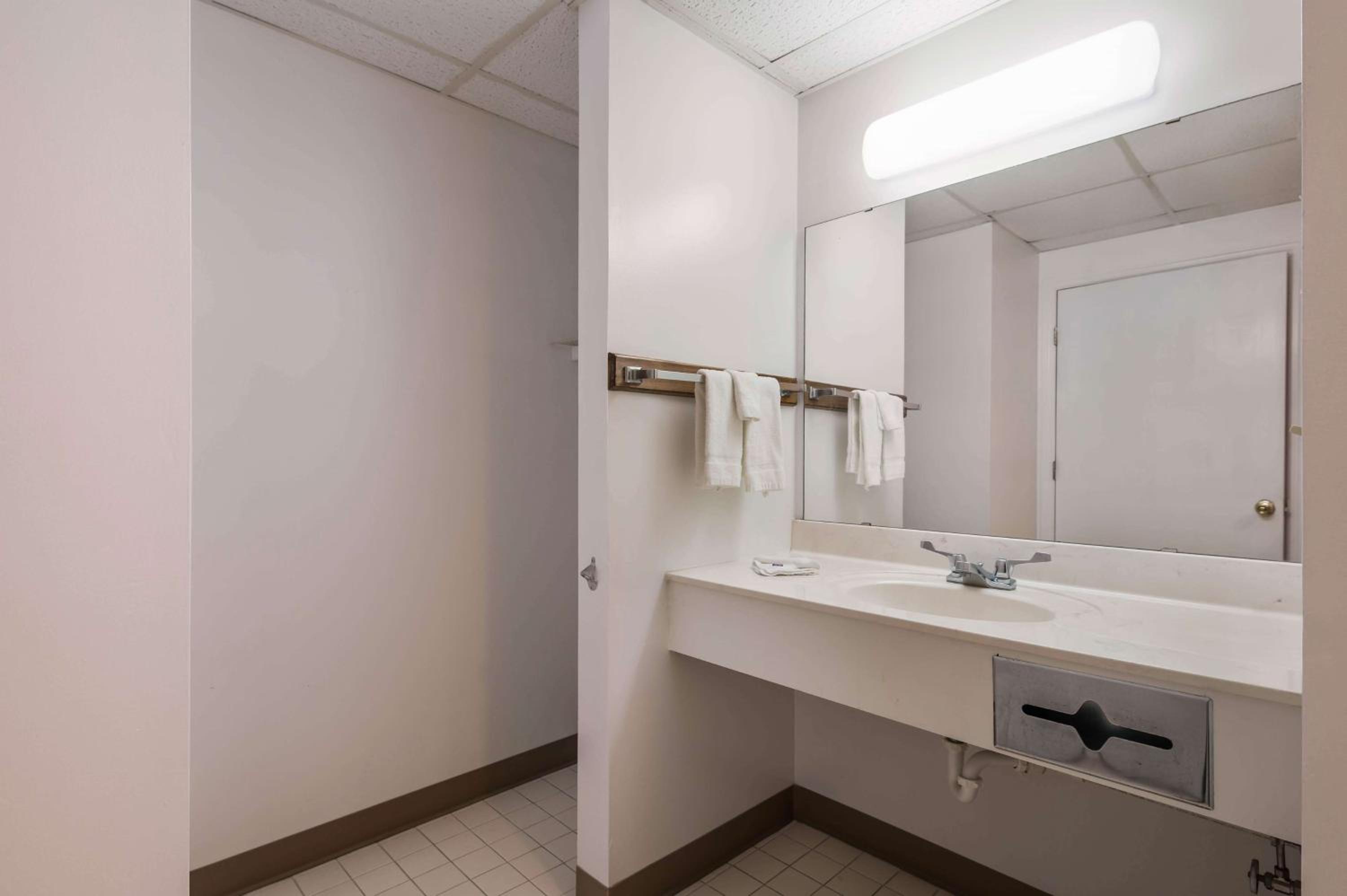 Deluxe Quadruple Room - Smoking photo 2