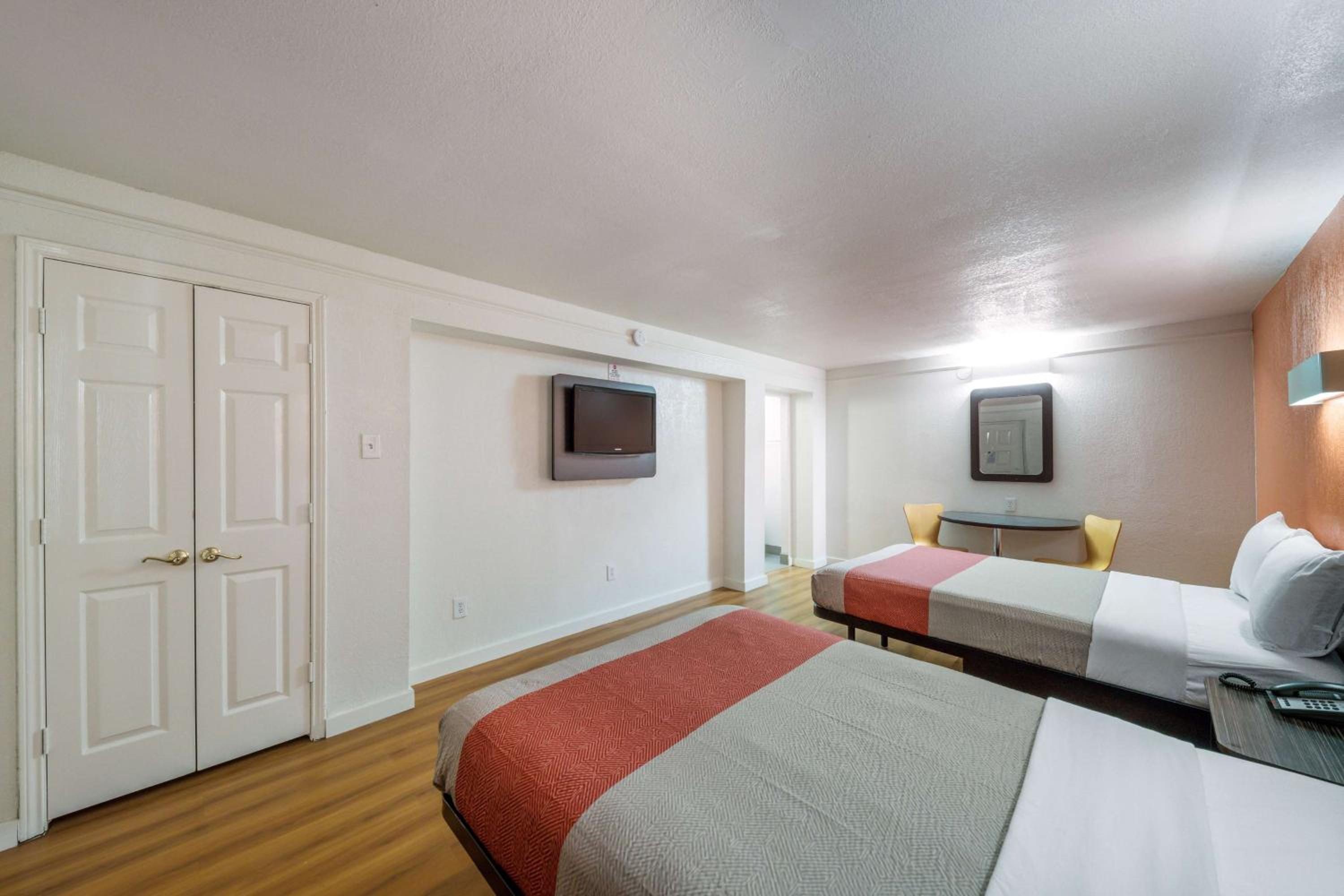 Quadruple Room - Non-Smoking - Photo 6