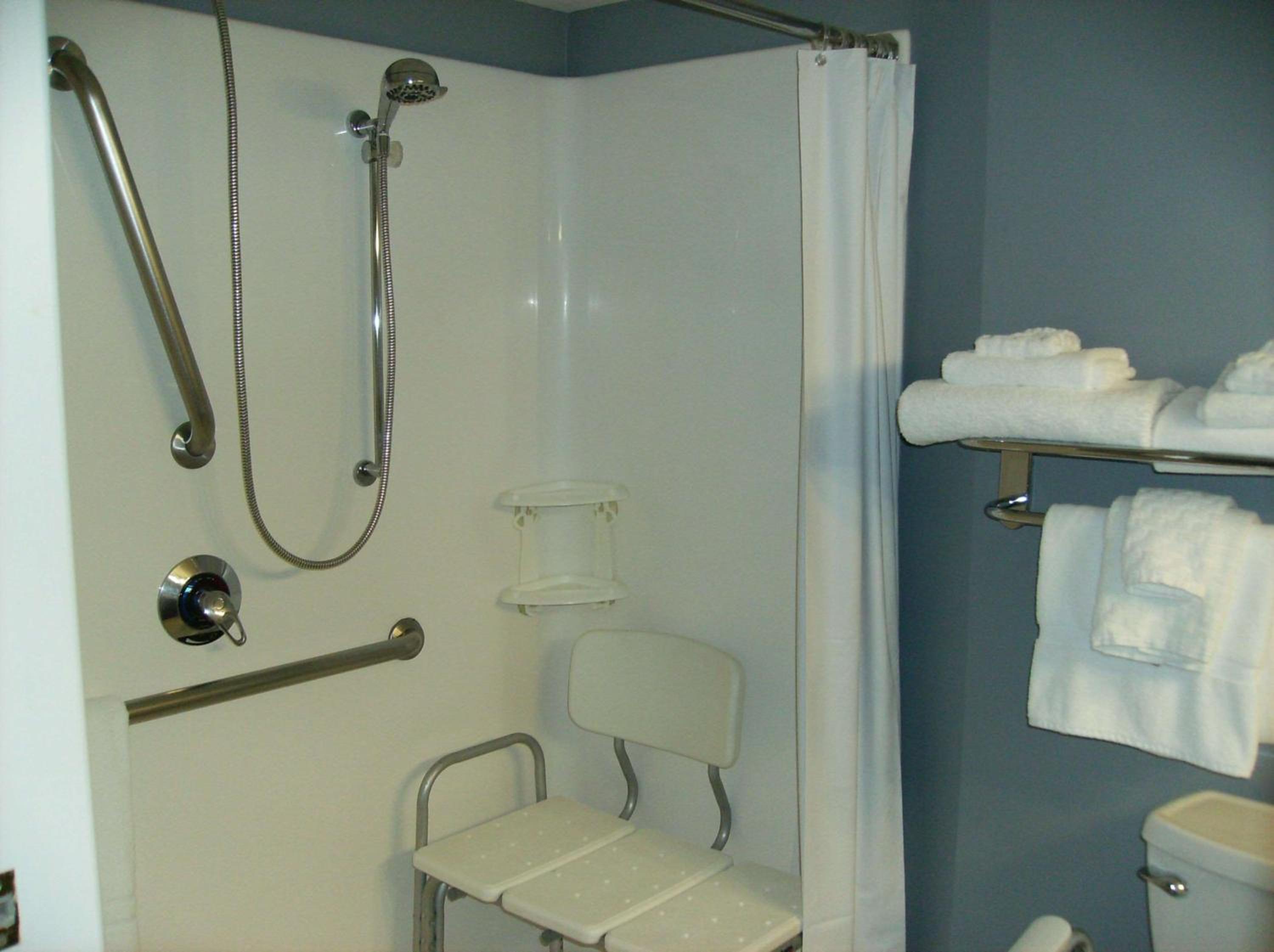 Queen Room with Two Queen Beds and Roll-In Shower - Mobility Access/Non-Smoking - Photo 2