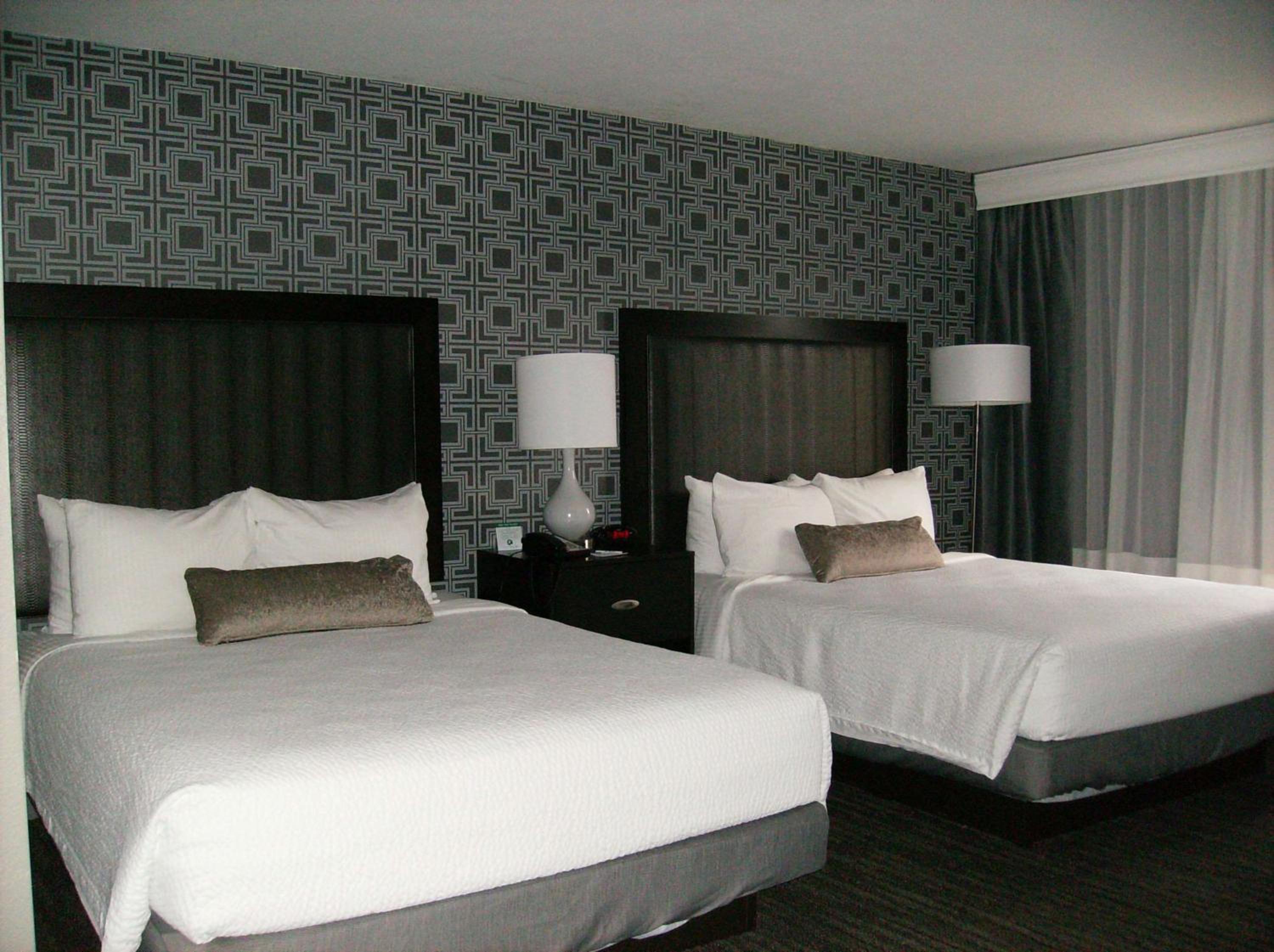 Queen Room with Two Queen Beds and Roll-In Shower - Mobility Access/Non-Smoking - Photo 1