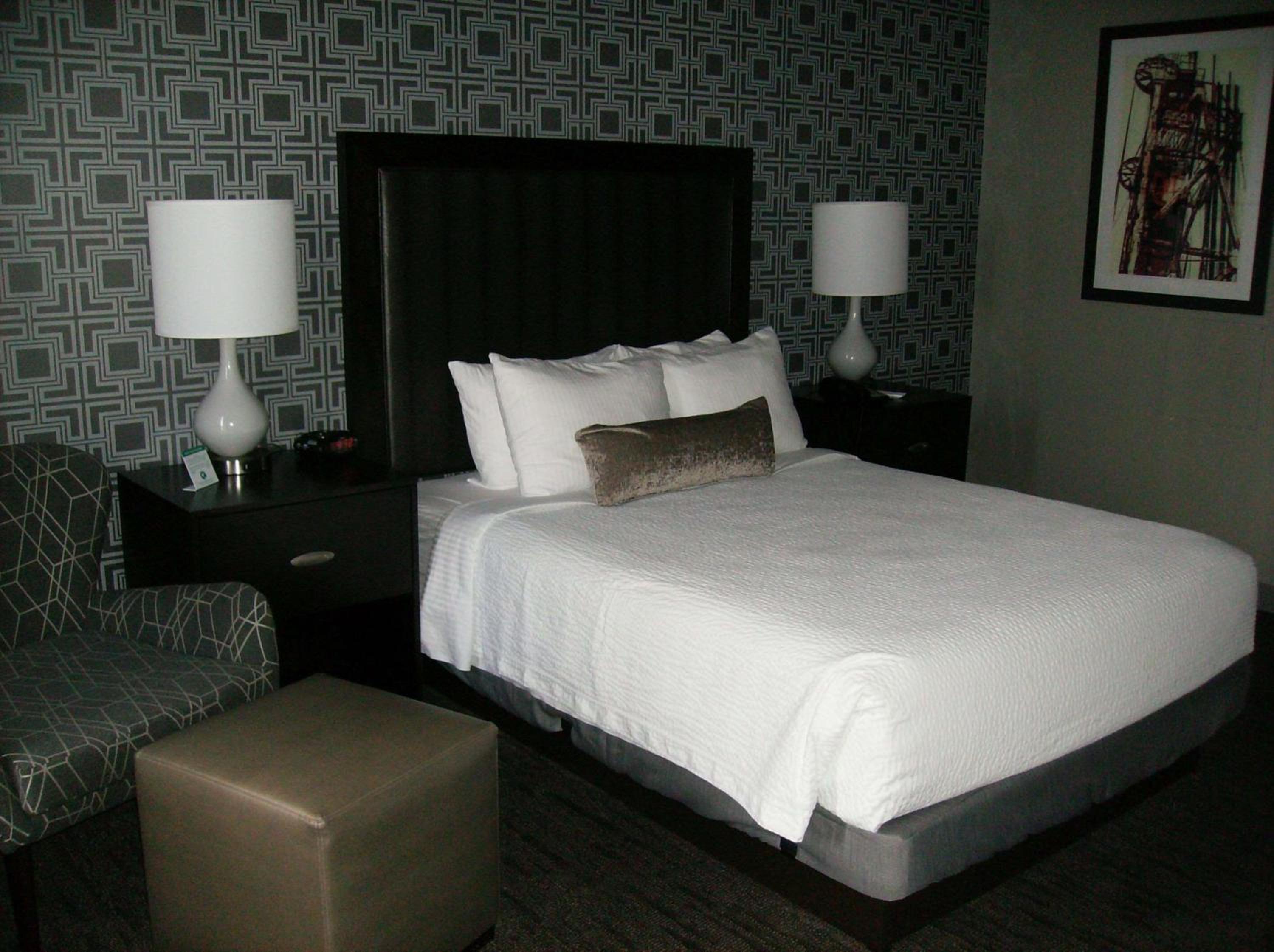 King Room with Roll-in Shower - Disability Access/Non-Smoking - Photo 1