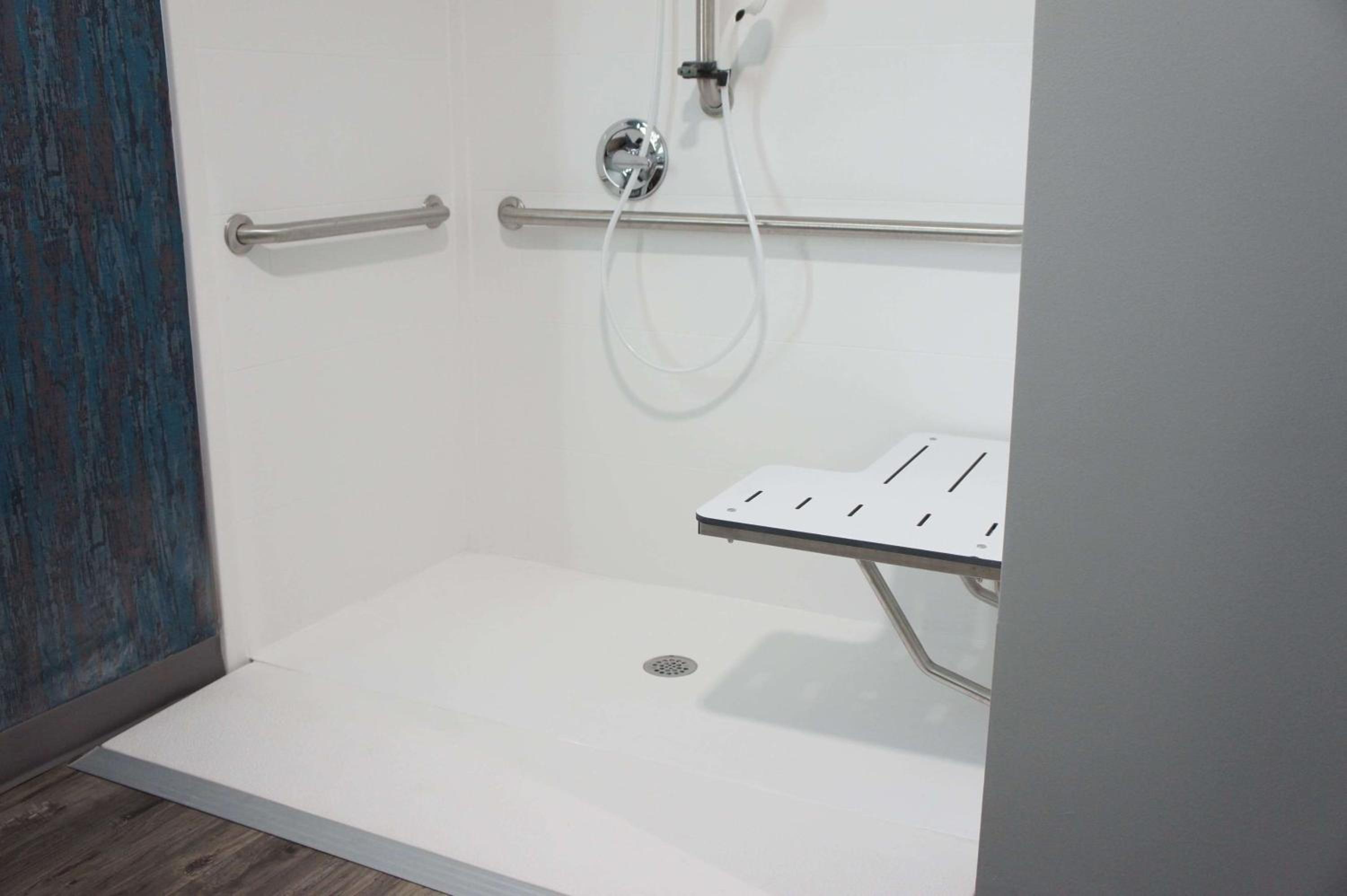 King Room with Roll-in Shower - Mobility Access/Non-Smoking - Photo 2