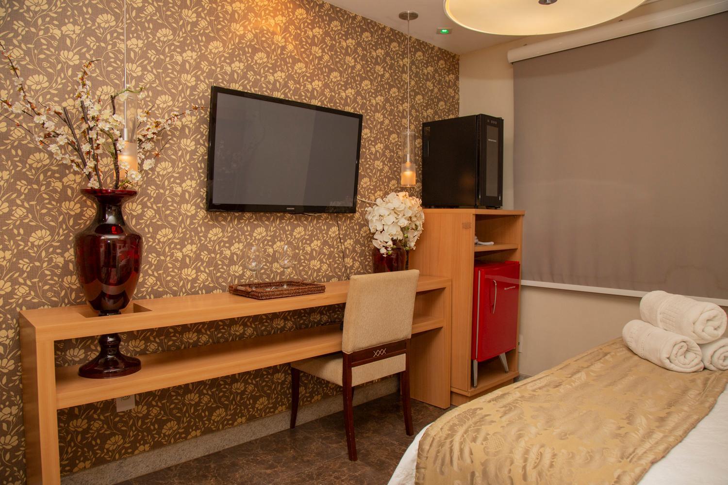 Queen Suite with Spa Bath photo 2
