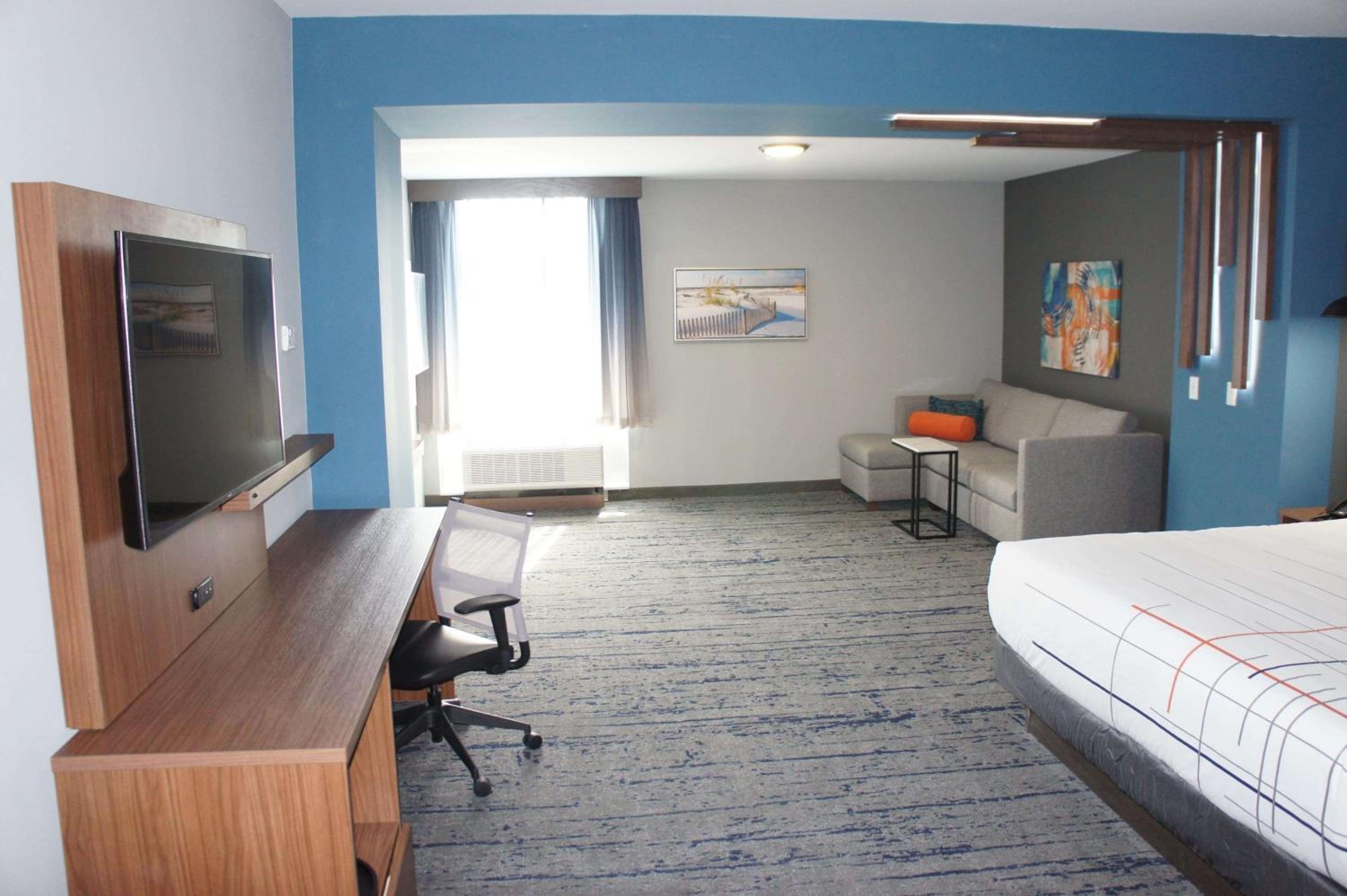 Deluxe King Room - Non-Smoking - Photo 4
