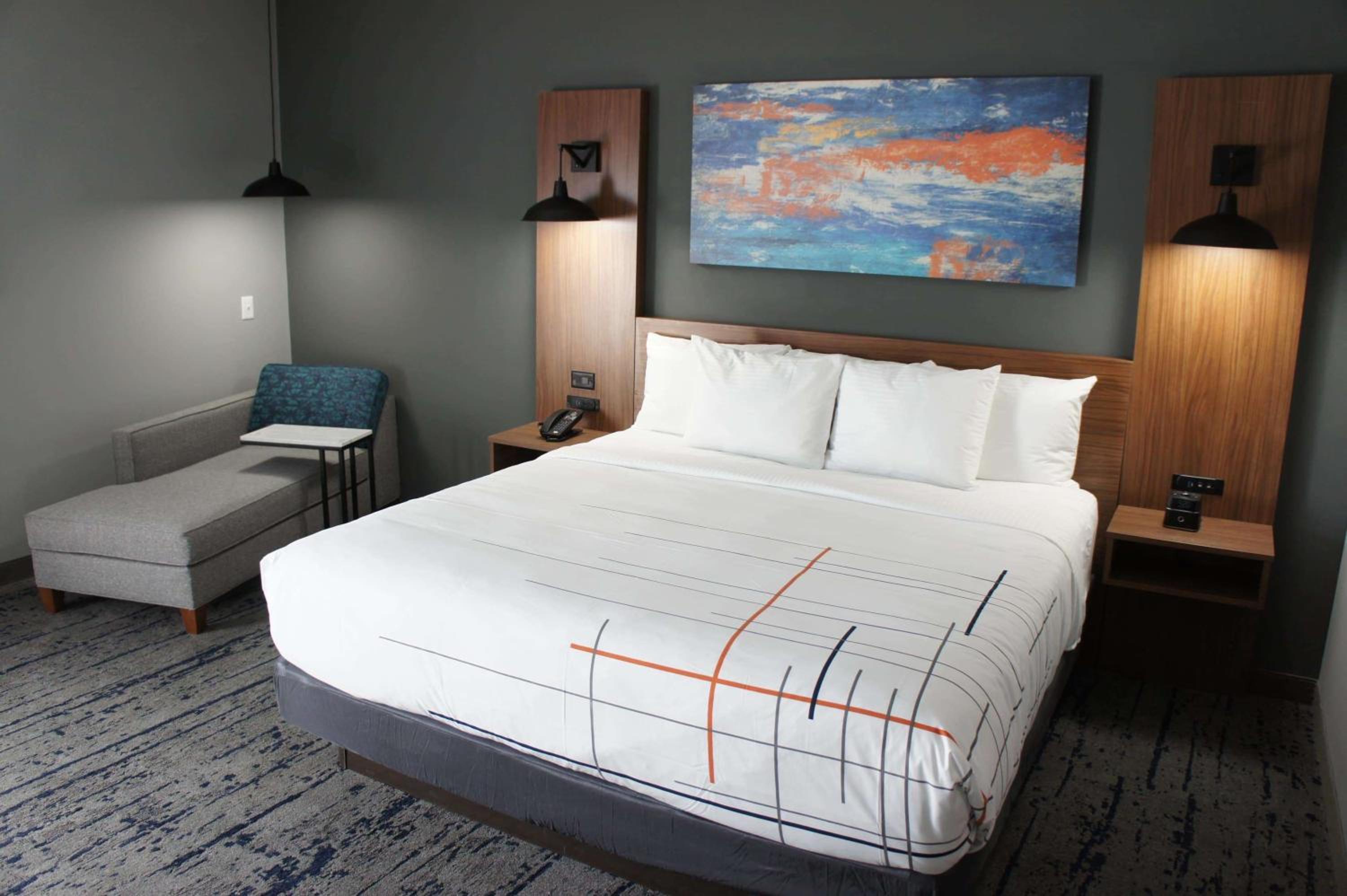 King Room - Non-Smoking - Photo 5