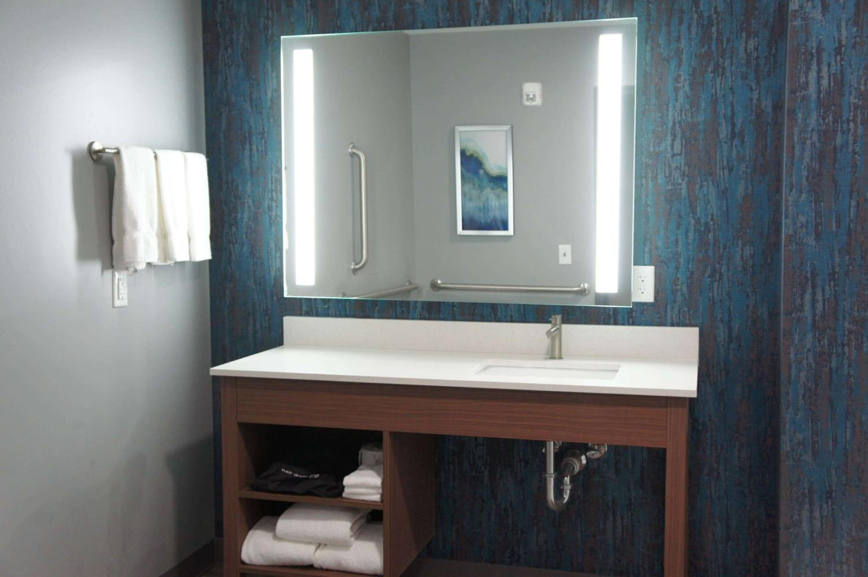 Deluxe King Room - Non-Smoking - Photo 5