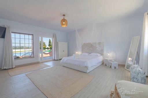 Deluxe Double Room (2 Adults + 1 Child) - Photo 4