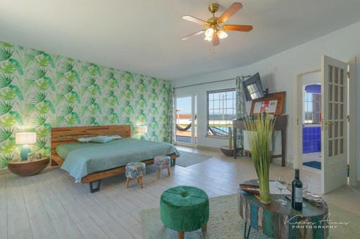 Family Room with Garden View - Photo 4