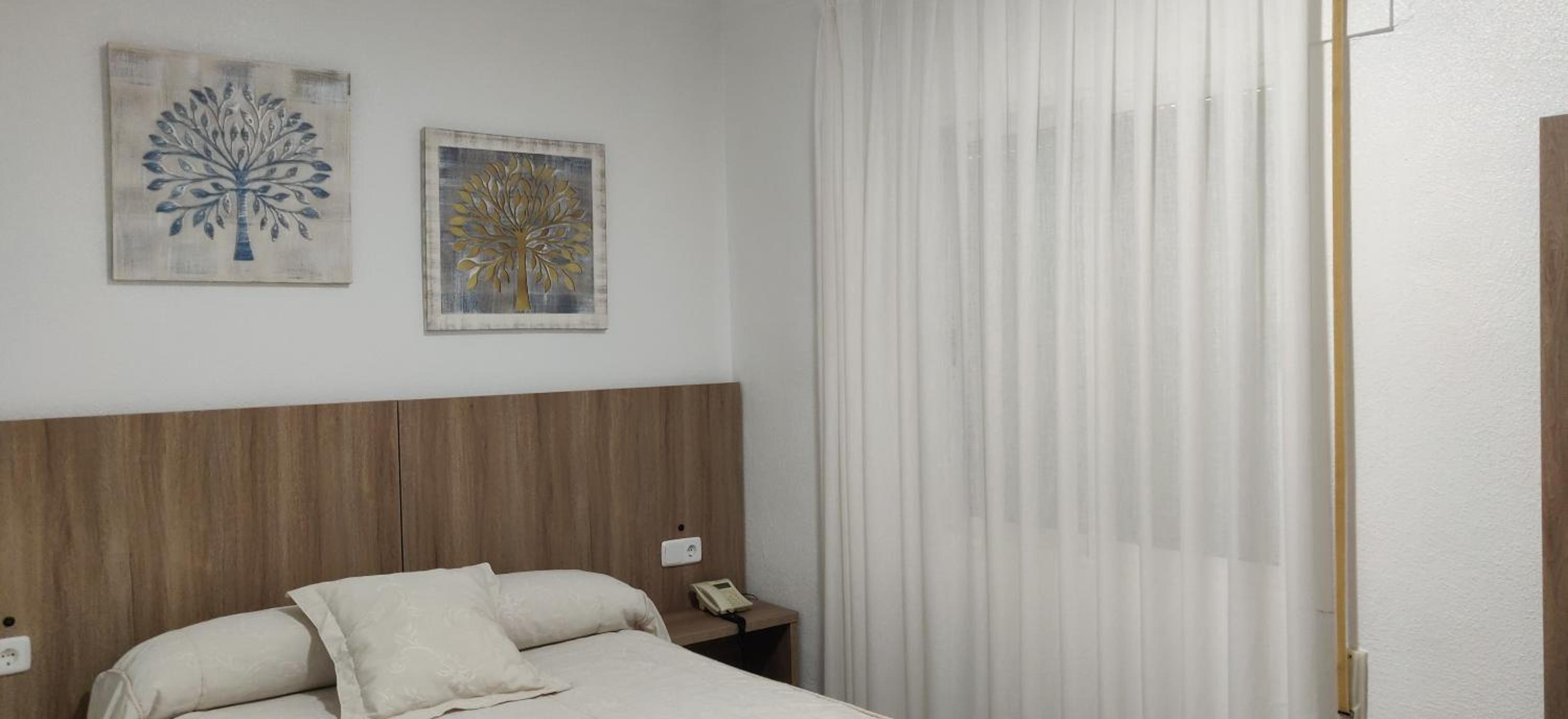 Standard Queen Room - Photo 9