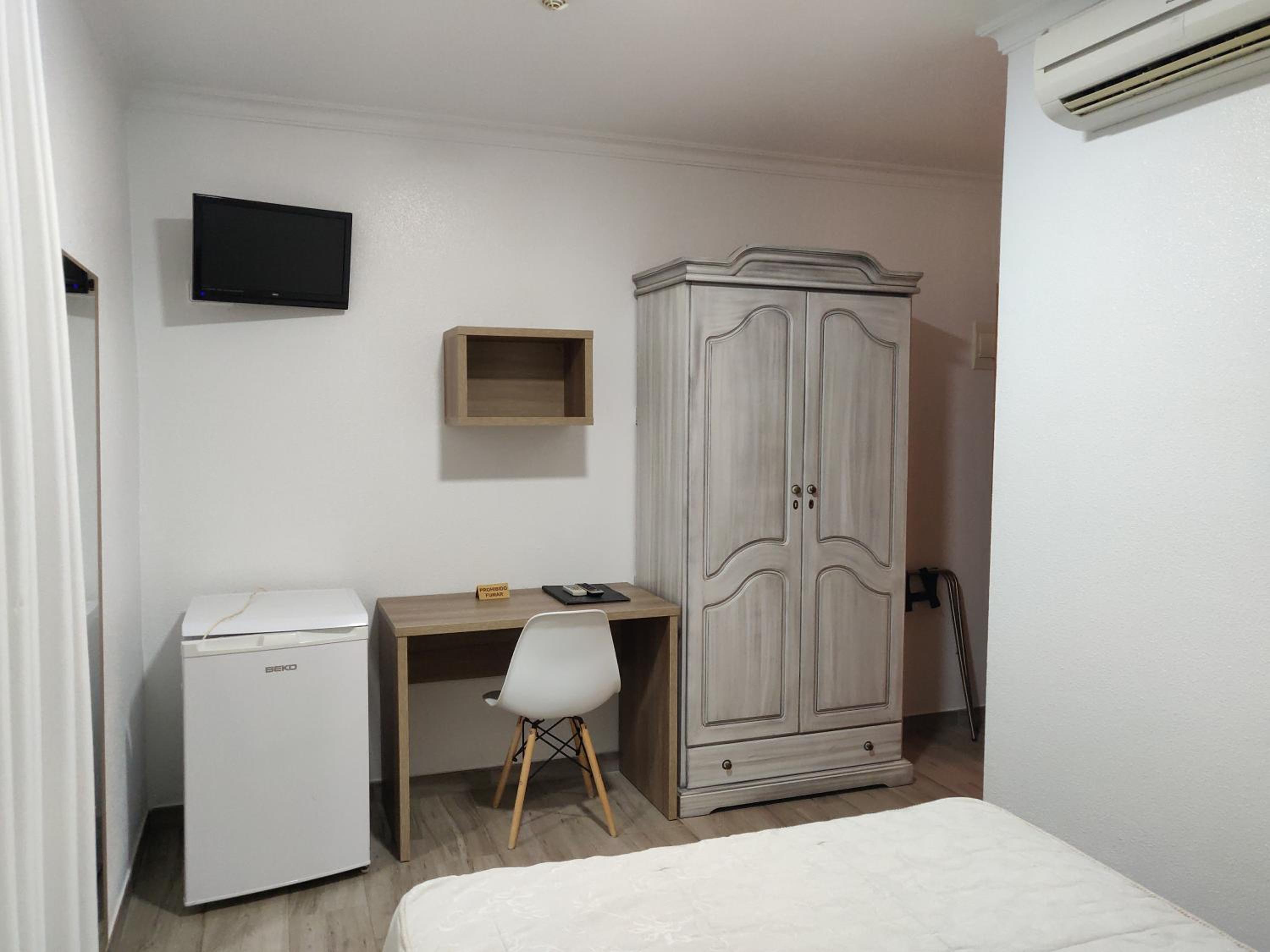 Standard Queen Room - Photo 8