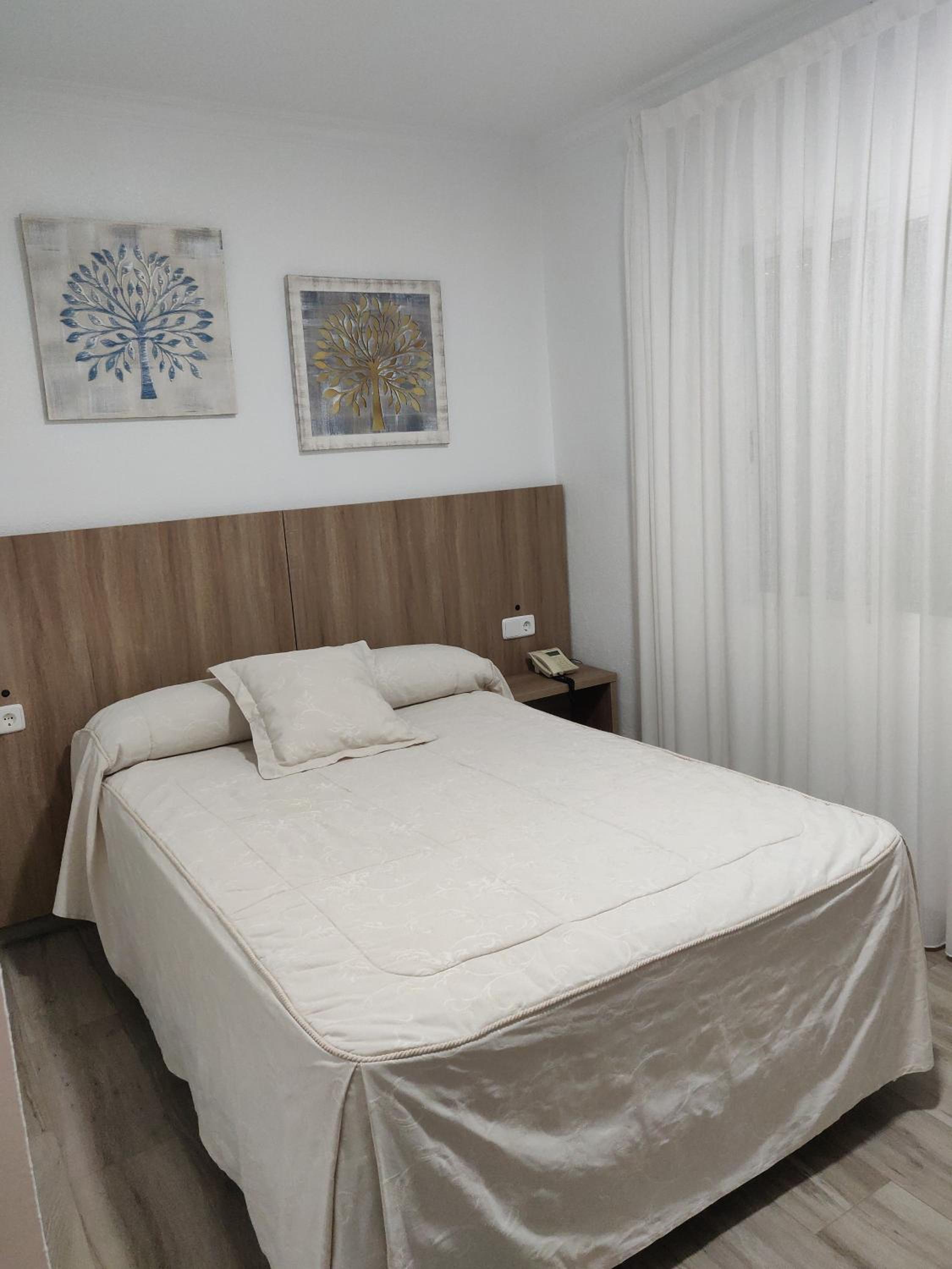Standard Queen Room - Photo 6