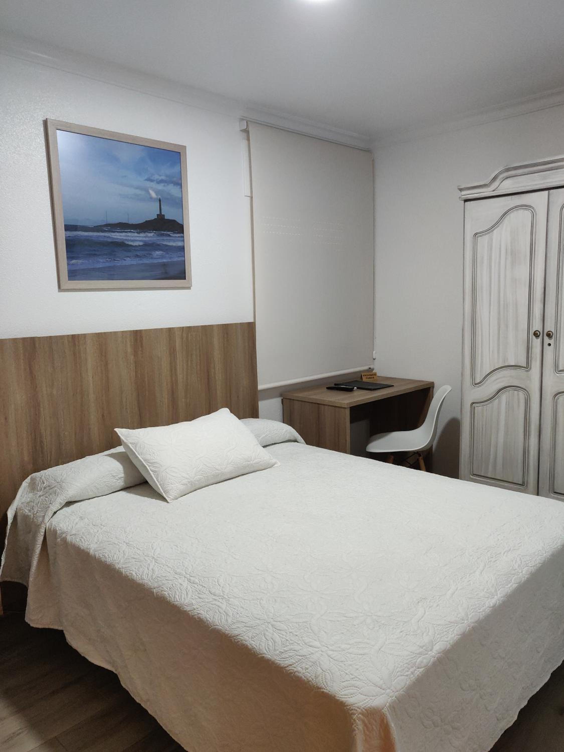 Standard Queen Room - Photo 11