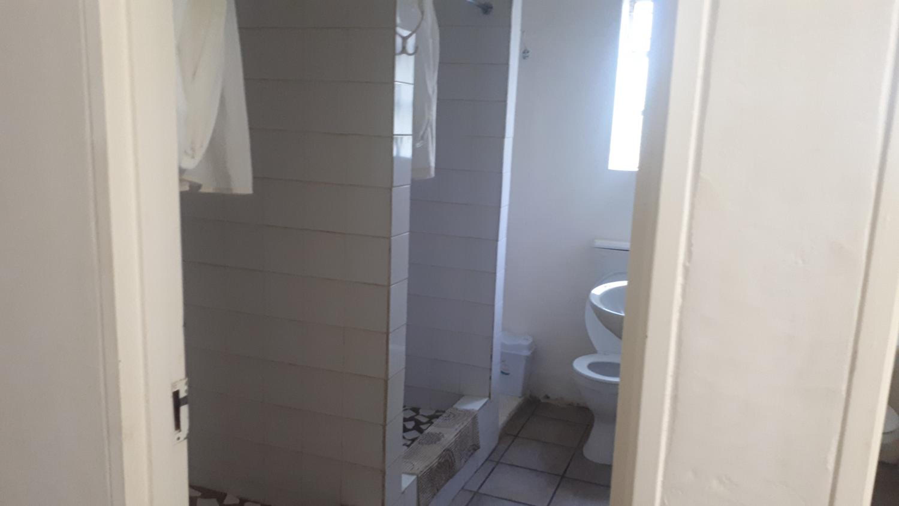Basic Triple Room with Shared Bathroom photo 2