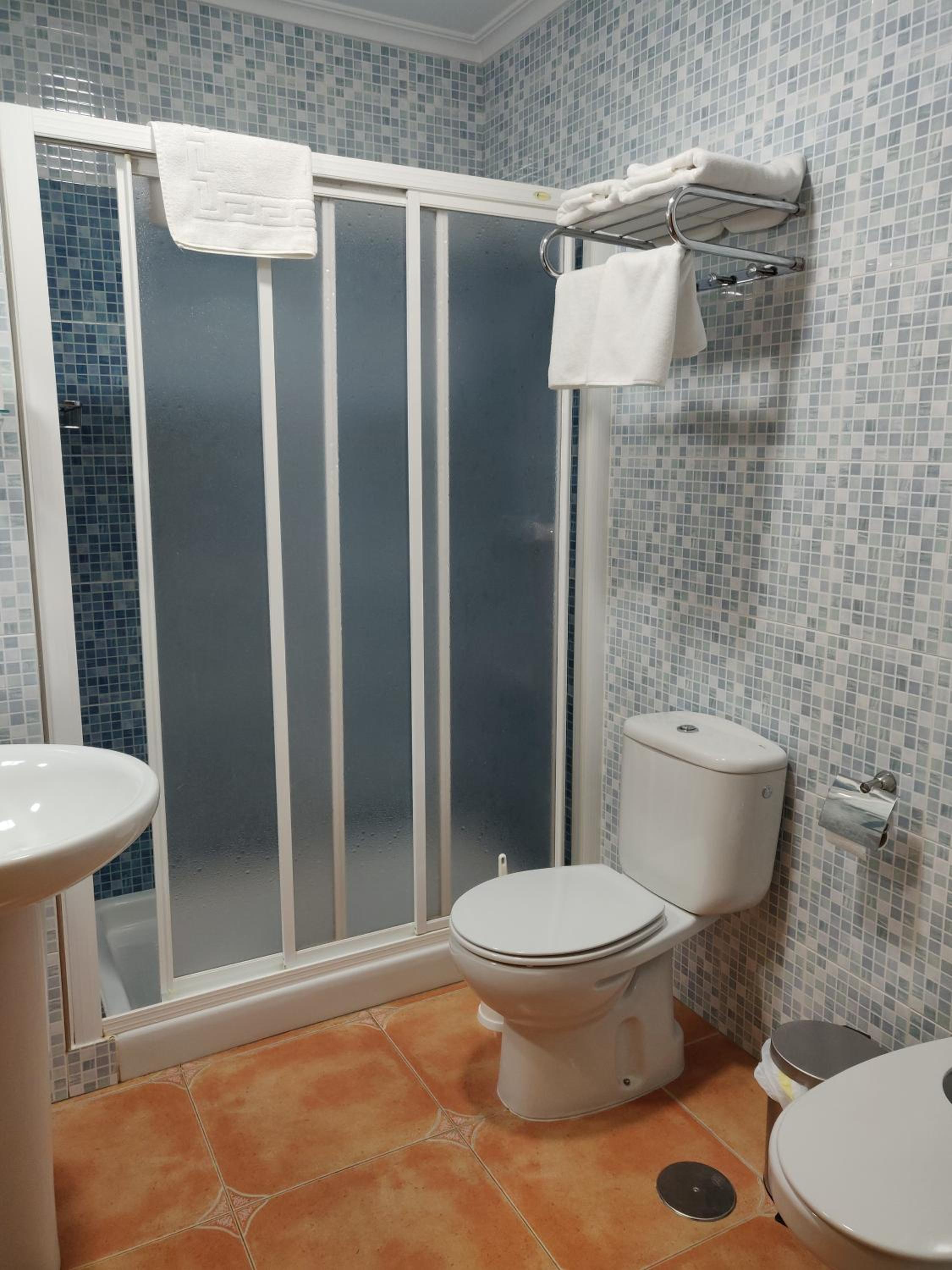 Standard Queen Room - Photo 16