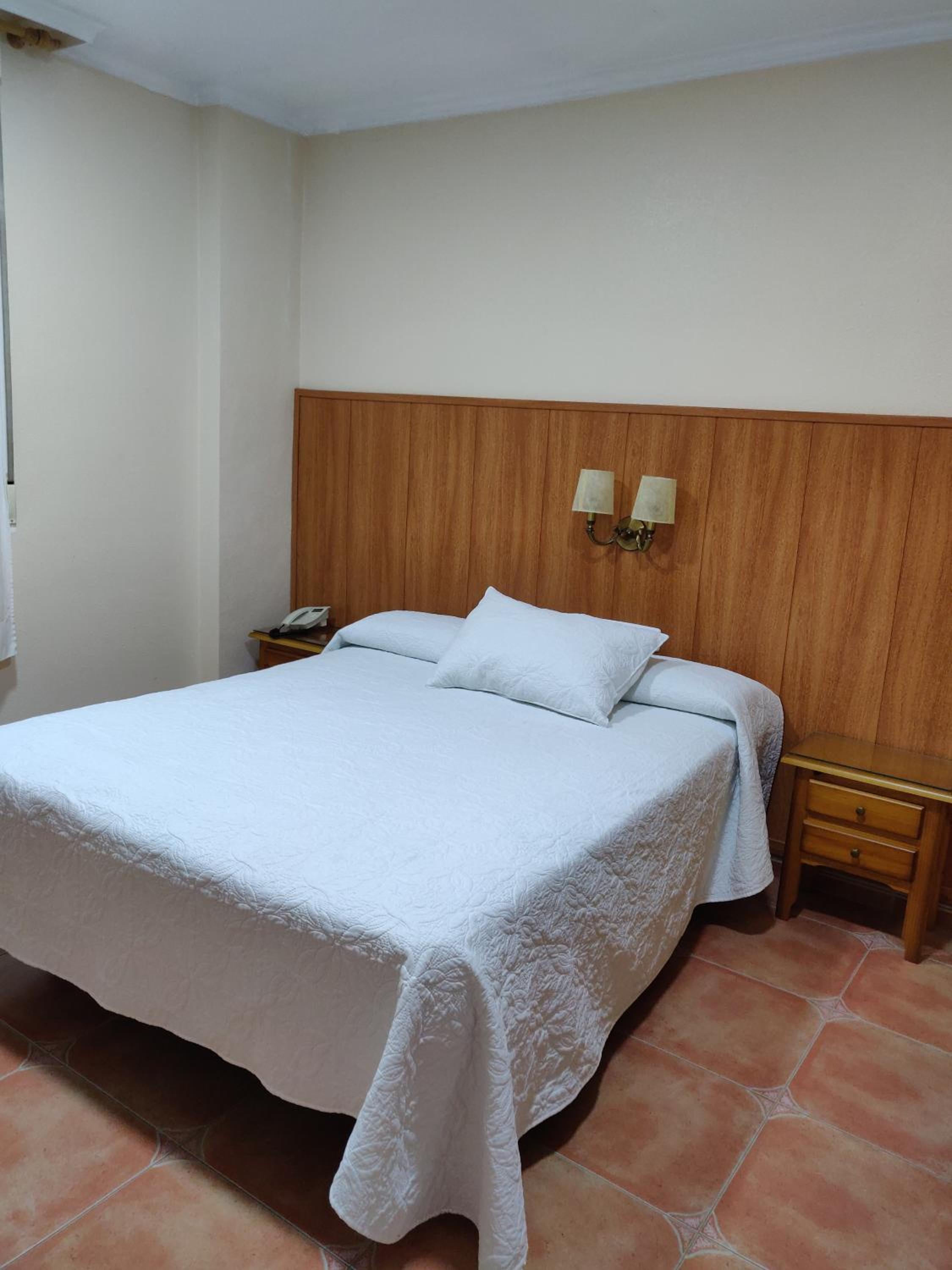 Standard Queen Room - Photo 4