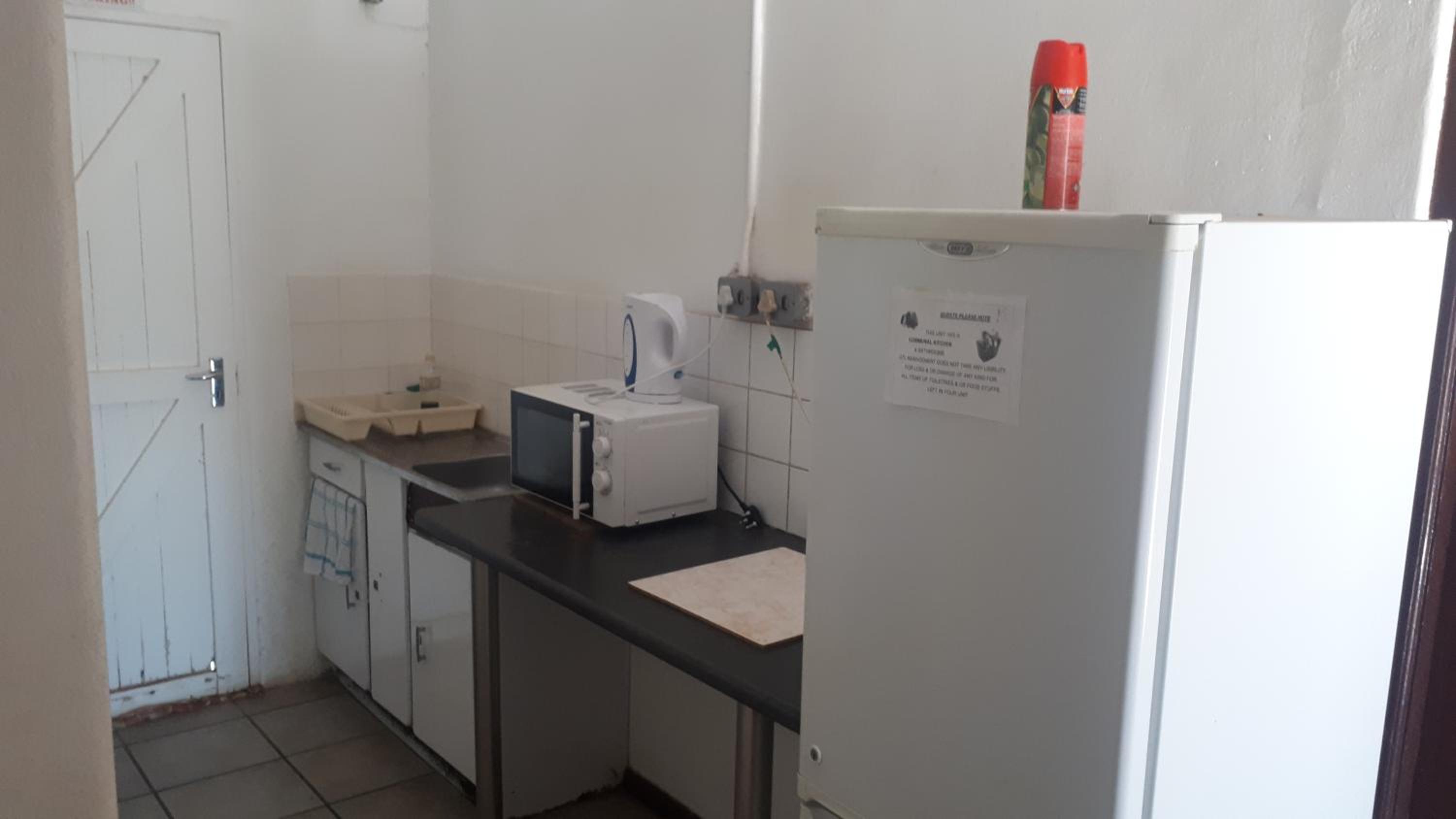 Single Room with Shared Shower and Toilet photo 3