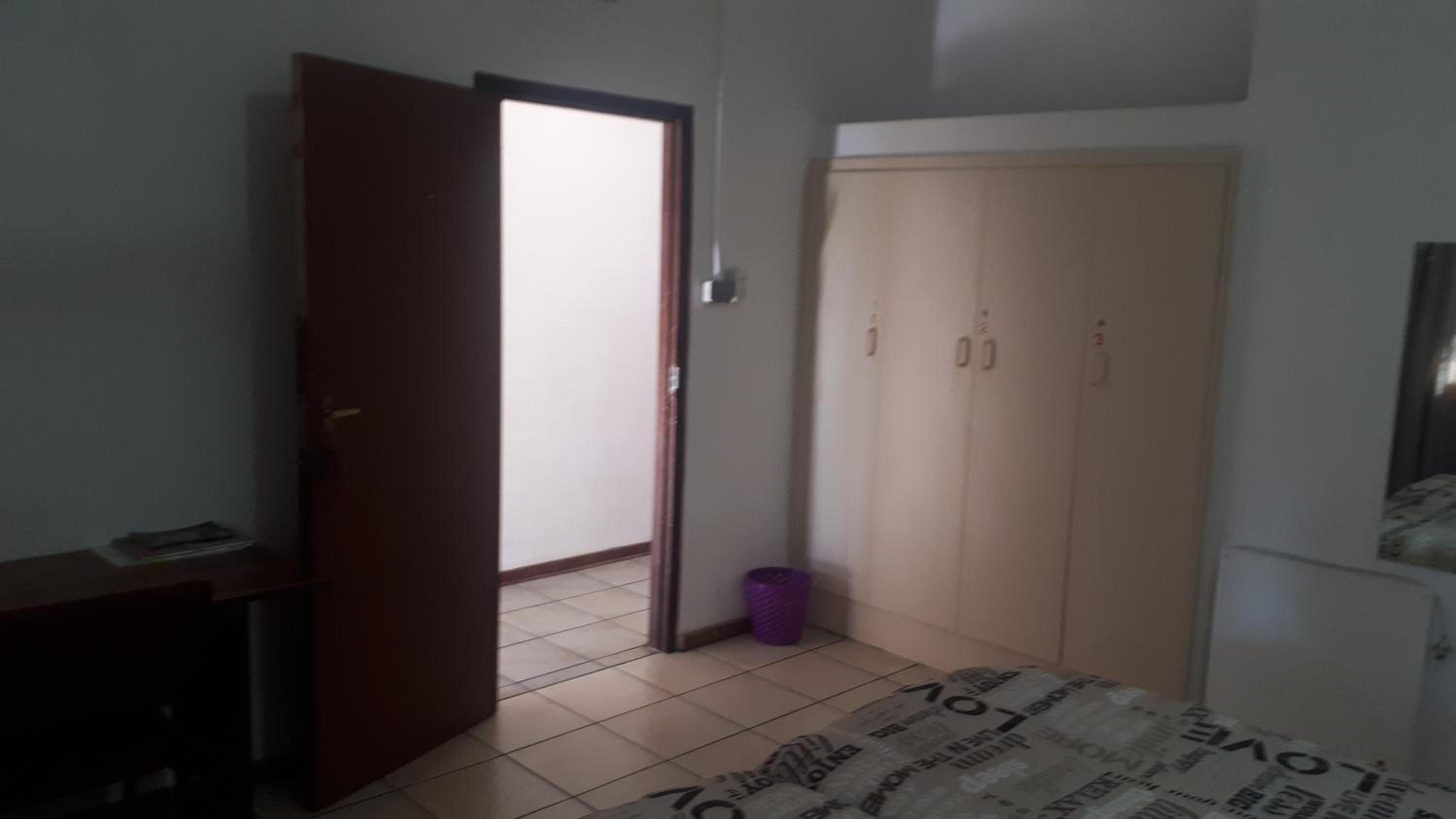 Single Room with Shared Shower and Toilet photo 1