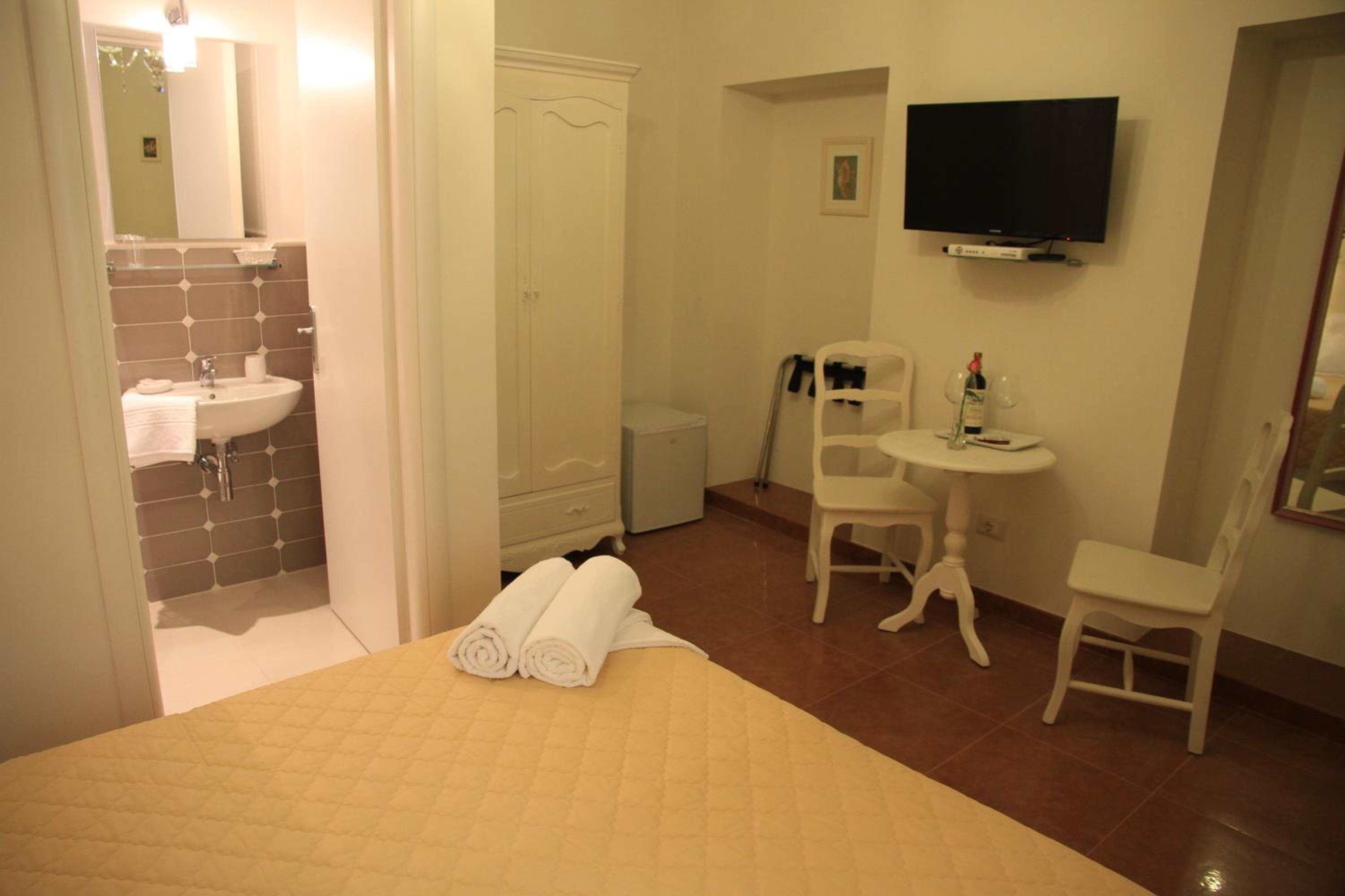 Double or Twin Room photo 3